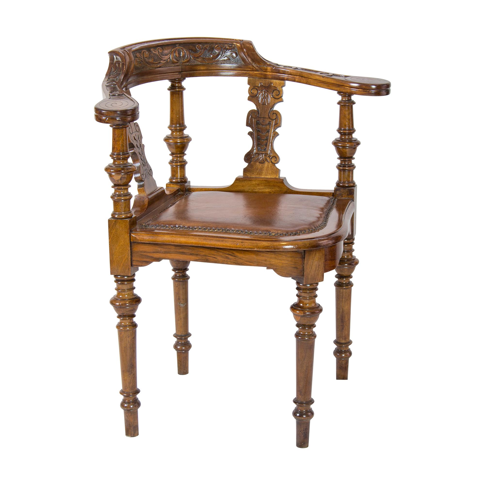 Sehr schöner seltener Eckstuhl, auf dem man bequem sitzen kann. Der Eckstuhl stammt aus der Zeit um 1870 in Deutschland, aus der Wilhelminischen Zeit. Der Stuhl wurde aus massivem Nussbaumholz gefertigt. Der Sitz wurde neu mit Schafsleder bezogen,