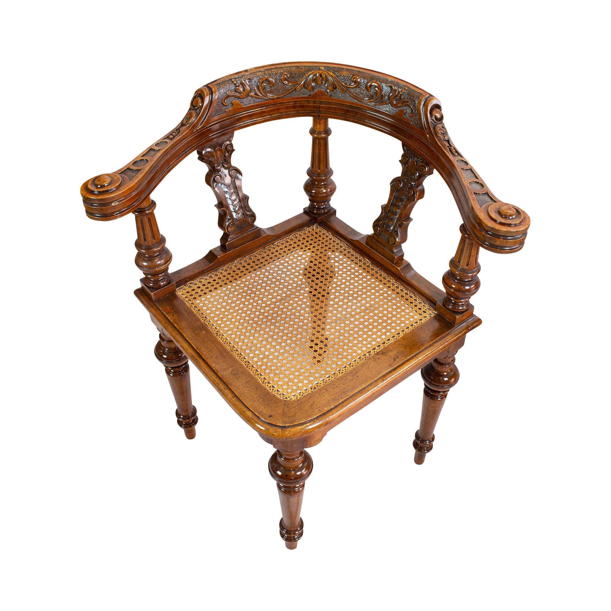 Sehr schöner seltener Eckstuhl, auf dem man bequem sitzen kann. Der Eckstuhl stammt aus der Zeit um 1870 in Deutschland, aus der Wilhelminischen Zeit. Der Stuhl wurde aus massivem Nussbaumholz gefertigt. Der Sitz ist mit einem so genannten Wiener