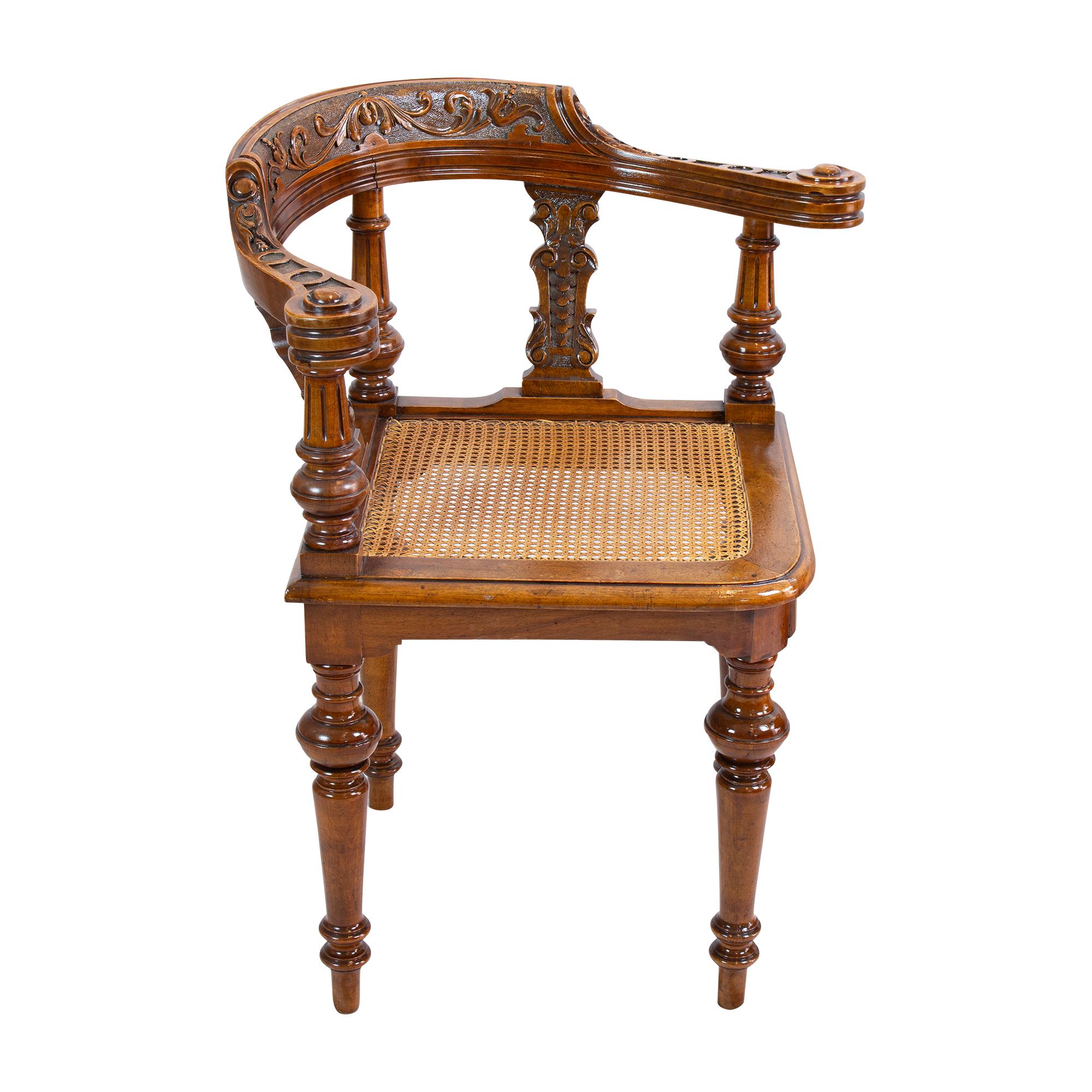 Autre Chaise d'angle Wilhelminienne en noyer du 19ème siècle en vente
