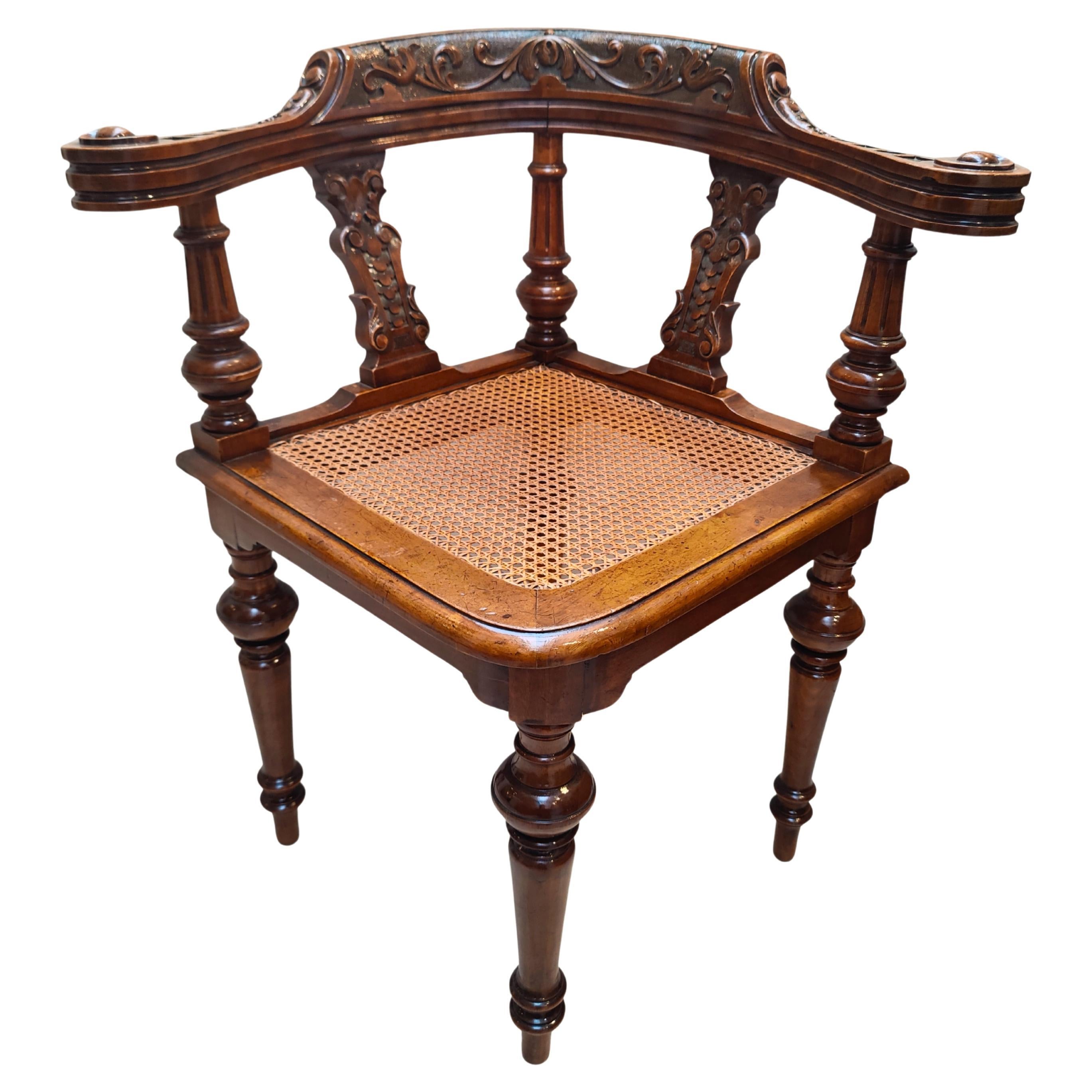 Silla esquinera guillermina de nogal del siglo XIX