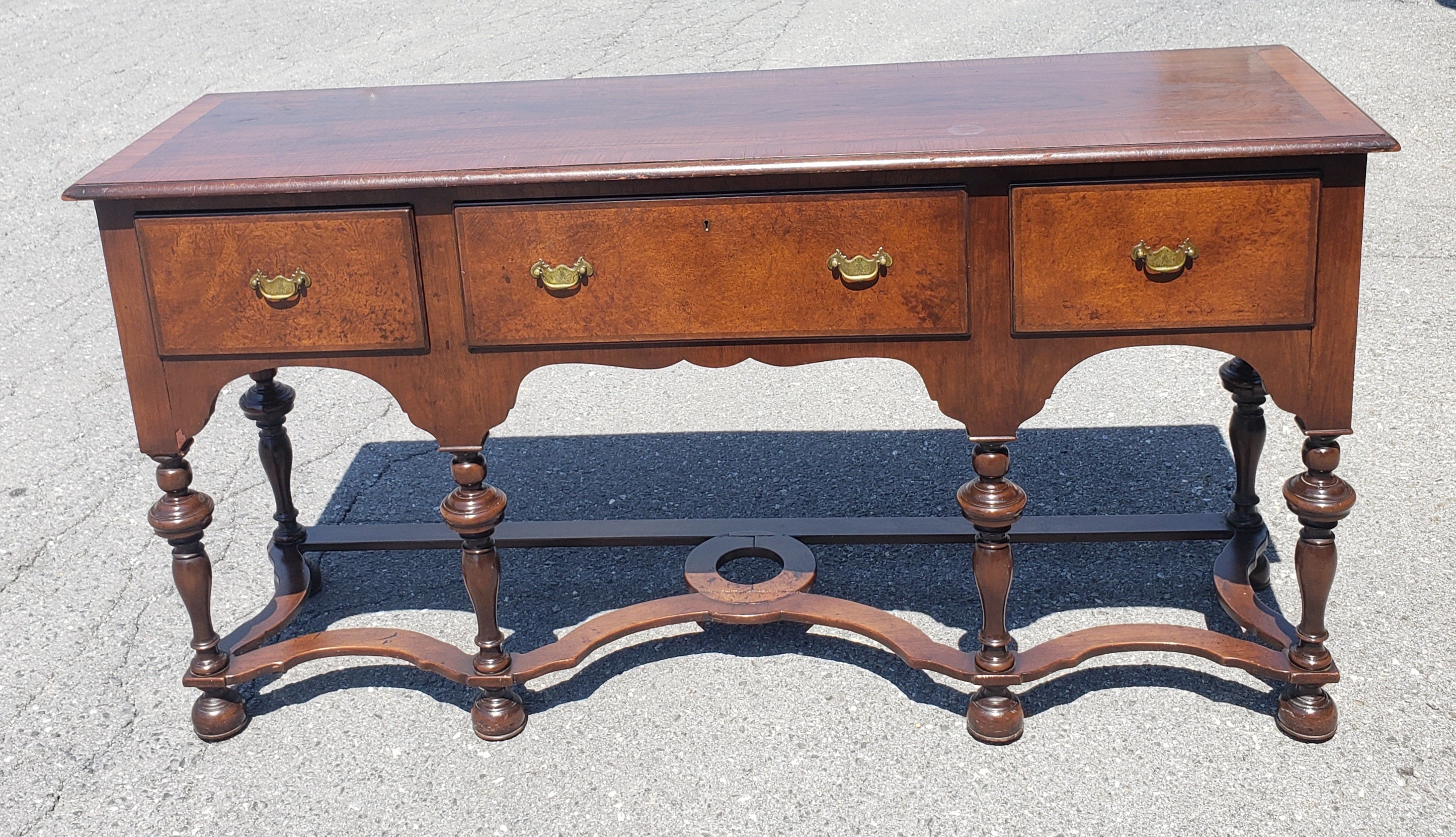 19th Century William and Mary Burl Walnut Banded Sideboard Credenza Buffet In Good Condition In Germantown, MD