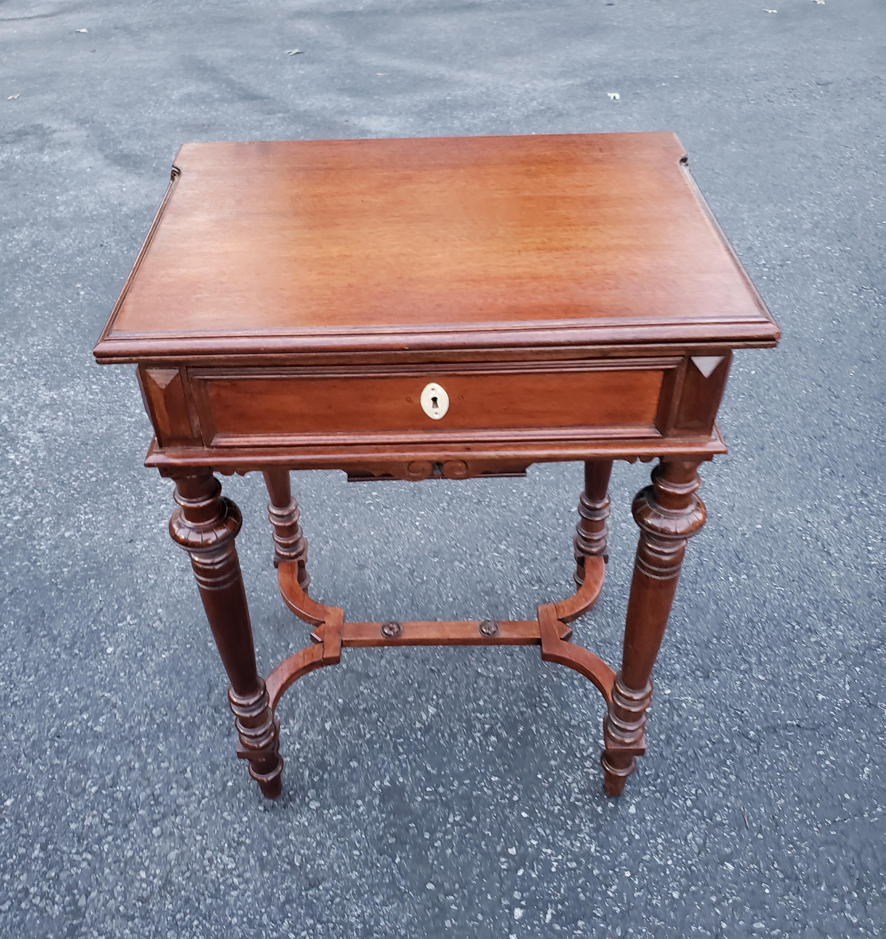 19th Century William and Mary Mahogany  Two-Drawer Sewing Table or Side Table In Good Condition For Sale In Germantown, MD