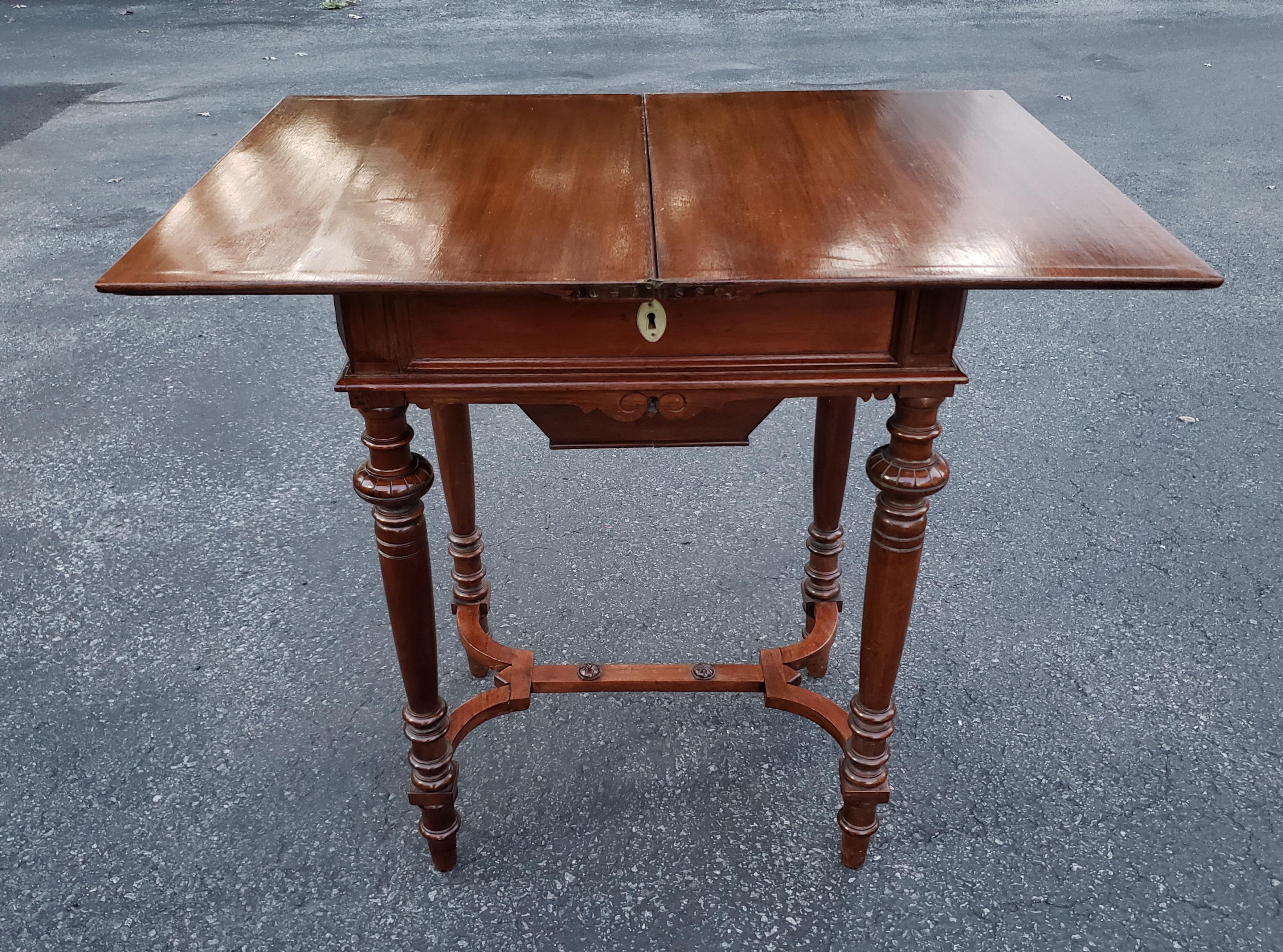 19th Century William and Mary Mahogany  Two-Drawer Sewing Table or Side Table For Sale 2