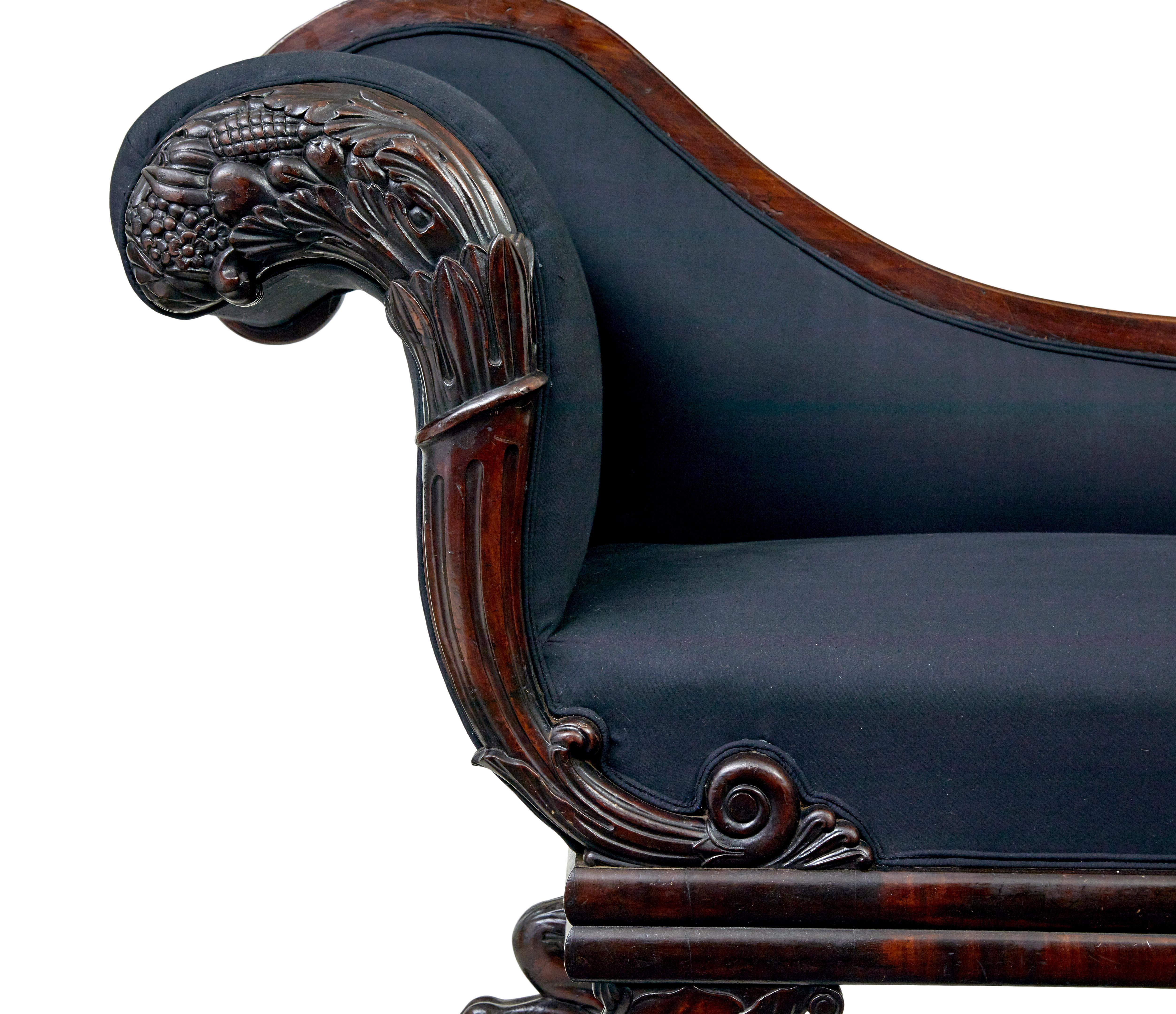 Tessuto Chaise longue in mogano intagliato William IV del XIX secolo in vendita