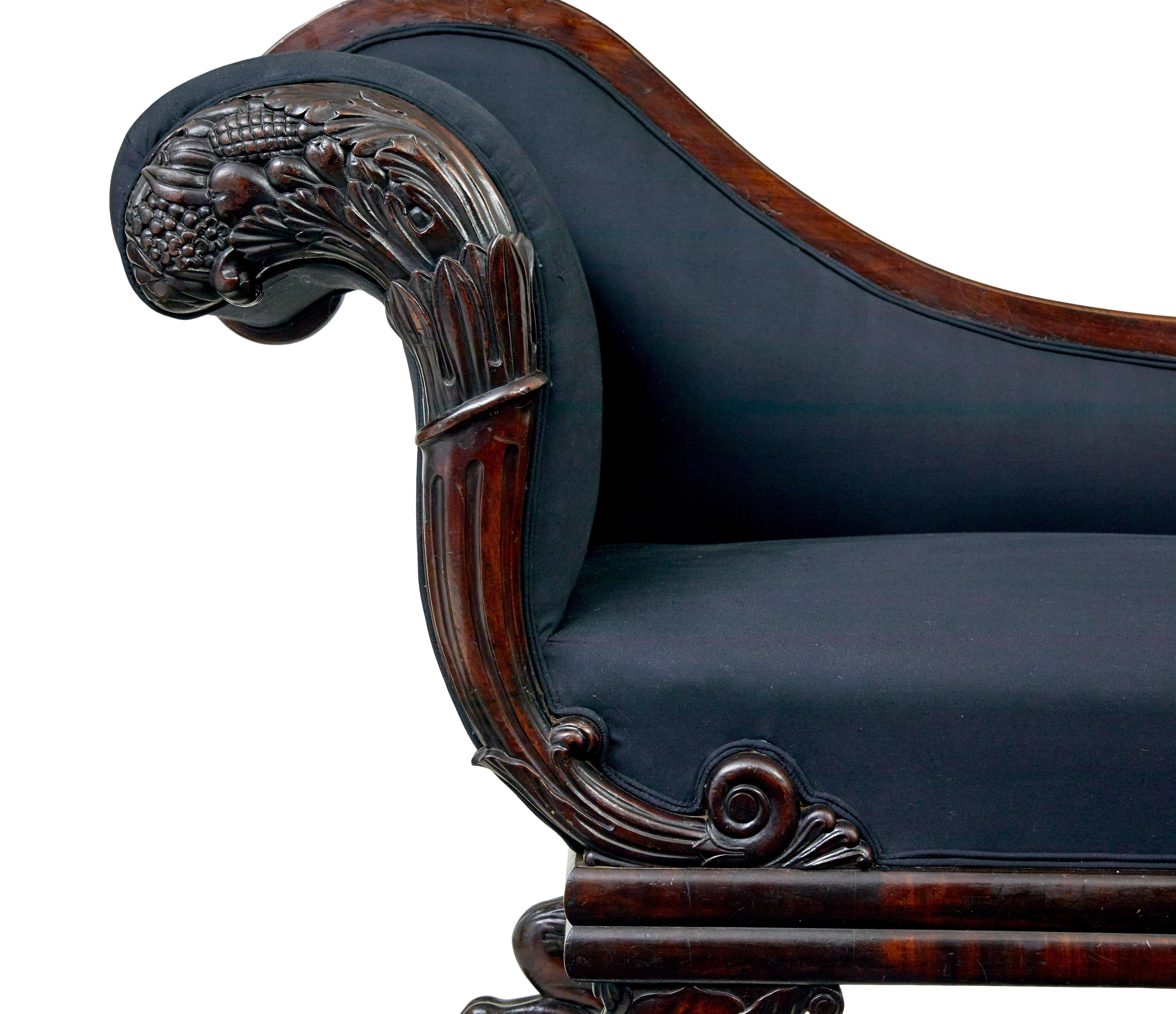Tessuto Chaise longue in mogano intagliato William IV del XIX secolo in vendita