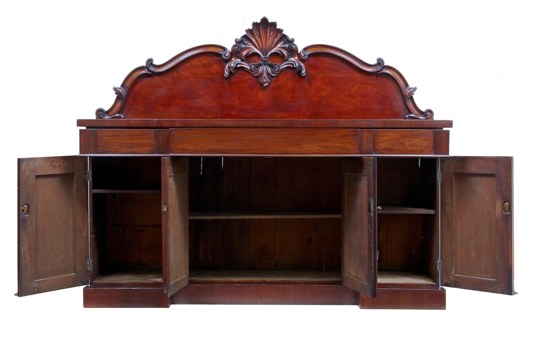 Credenza in mogano intagliato William IV del XIX secolo, circa 1835

Credenza in mogano di buona qualità del 1835 circa. Un bel colore ricco. La caratteristica principale è il profondo intaglio centrale a forma di conchiglia e fiore stilizzato. 2