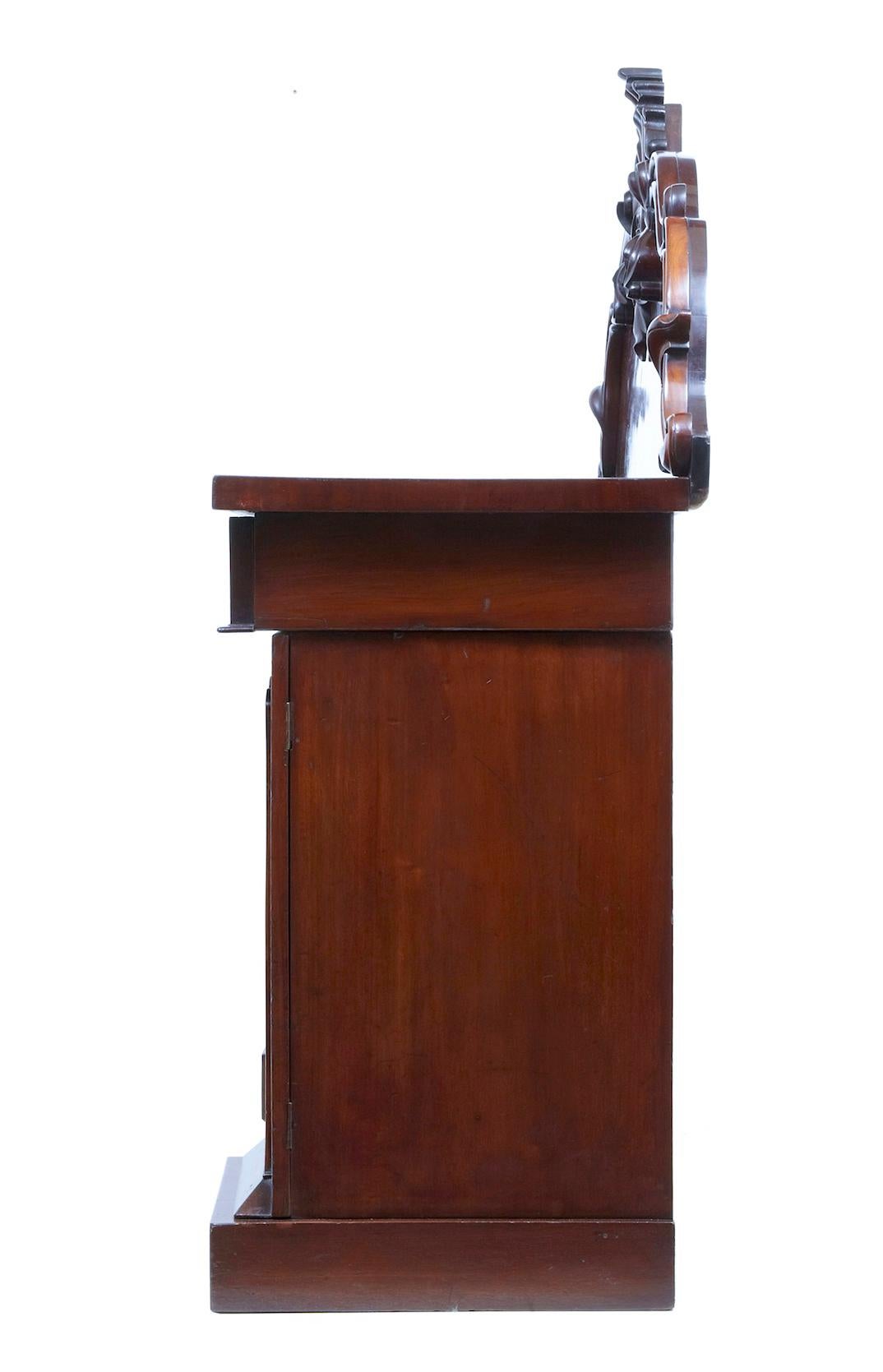 Guglielmo IV Credenza in mogano intagliato William IV del XIX secolo in vendita