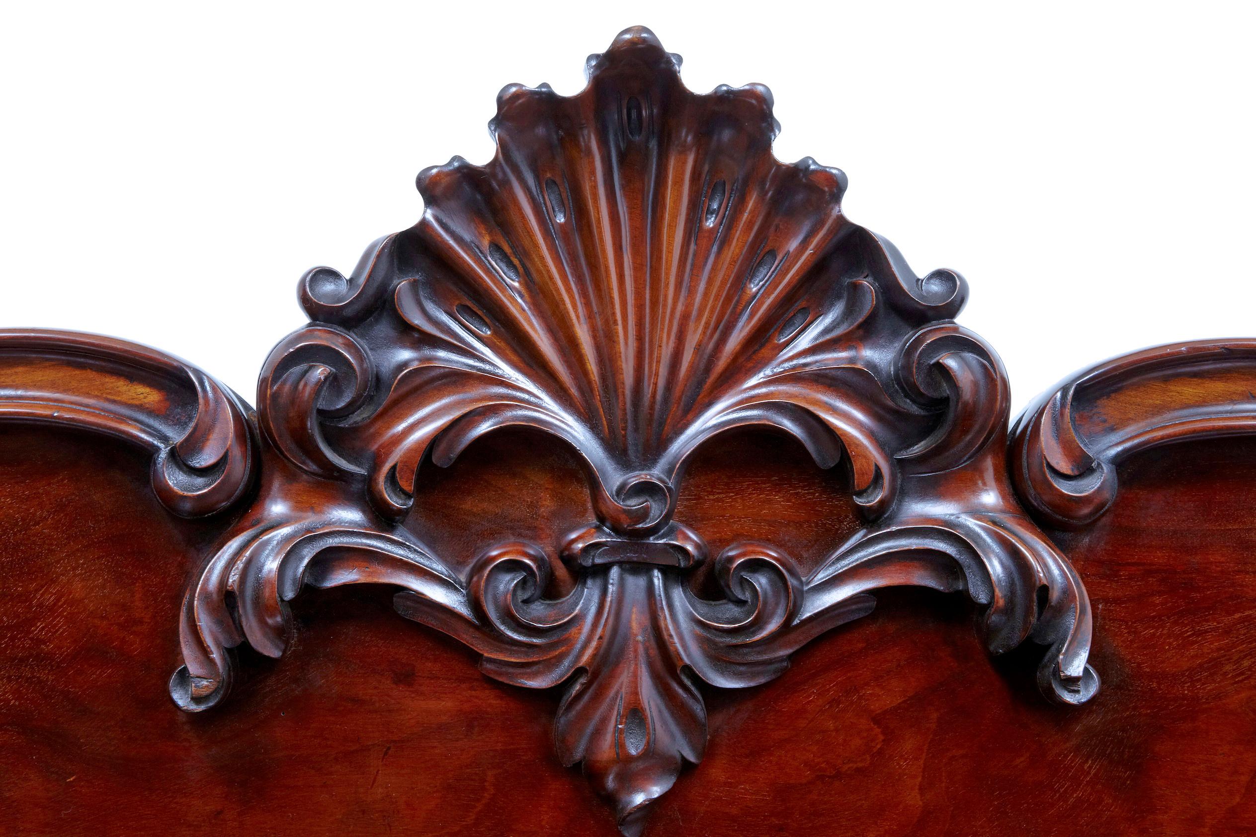 Intagliato a mano Credenza in mogano intagliato William IV del XIX secolo in vendita