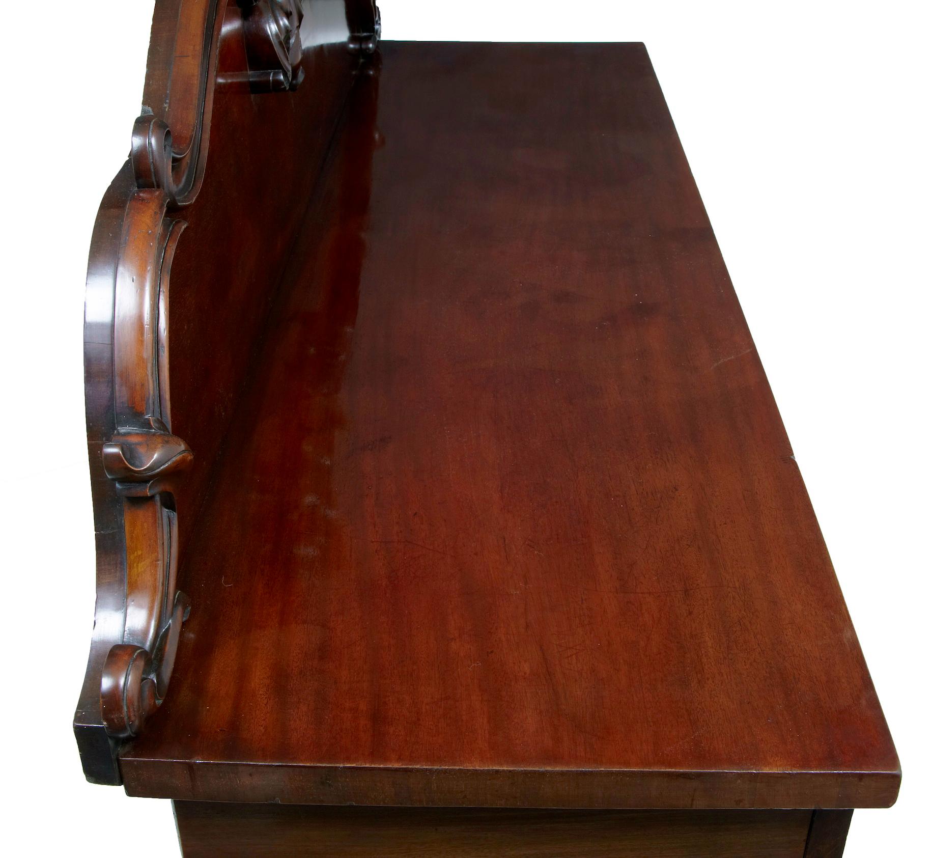 Intagliato Credenza in mogano intagliato William IV del XIX secolo in vendita