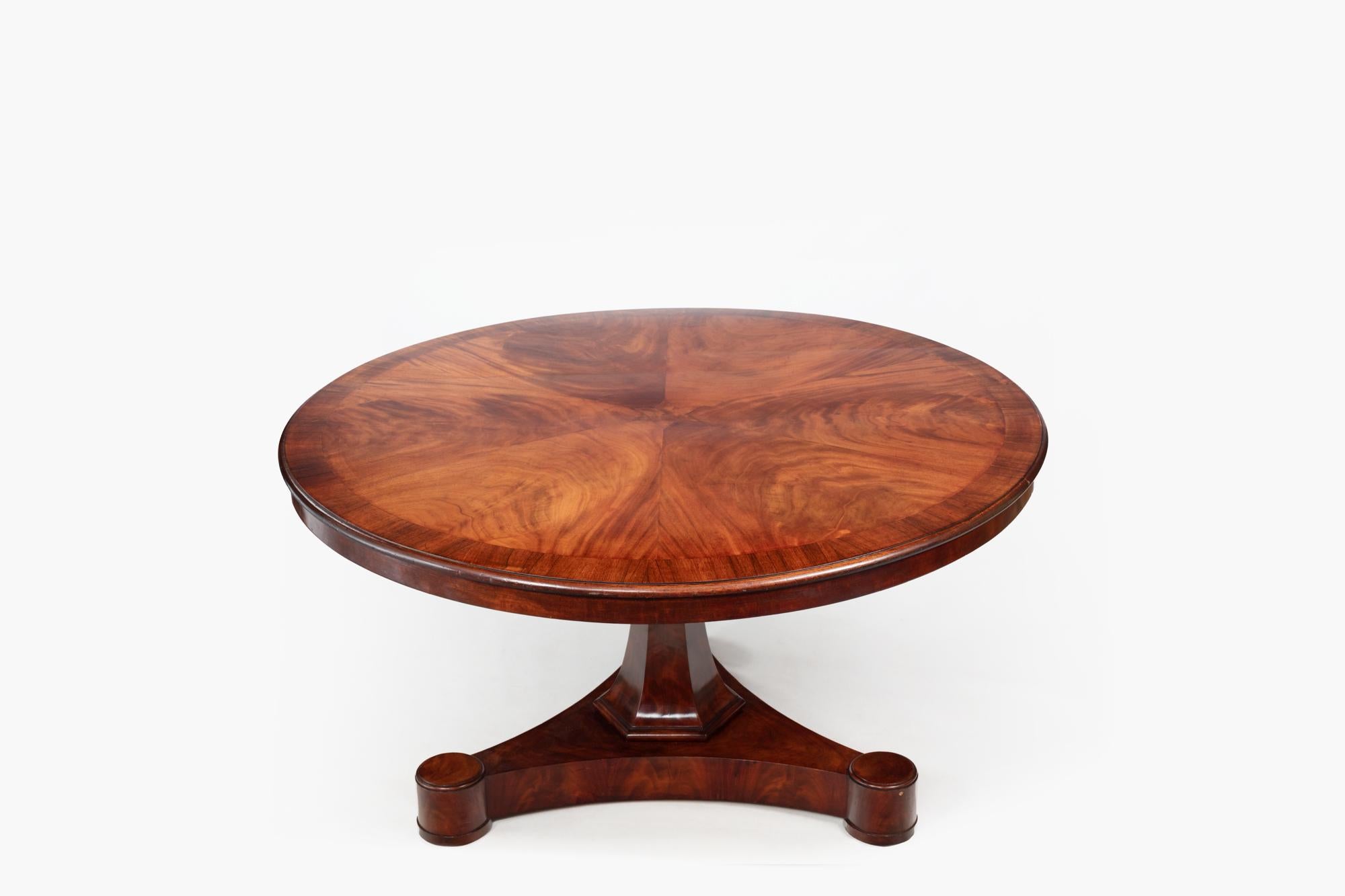 Irish 19th Century William IV Feathered Mahogany Pod Table Stamped Gillington For Sale