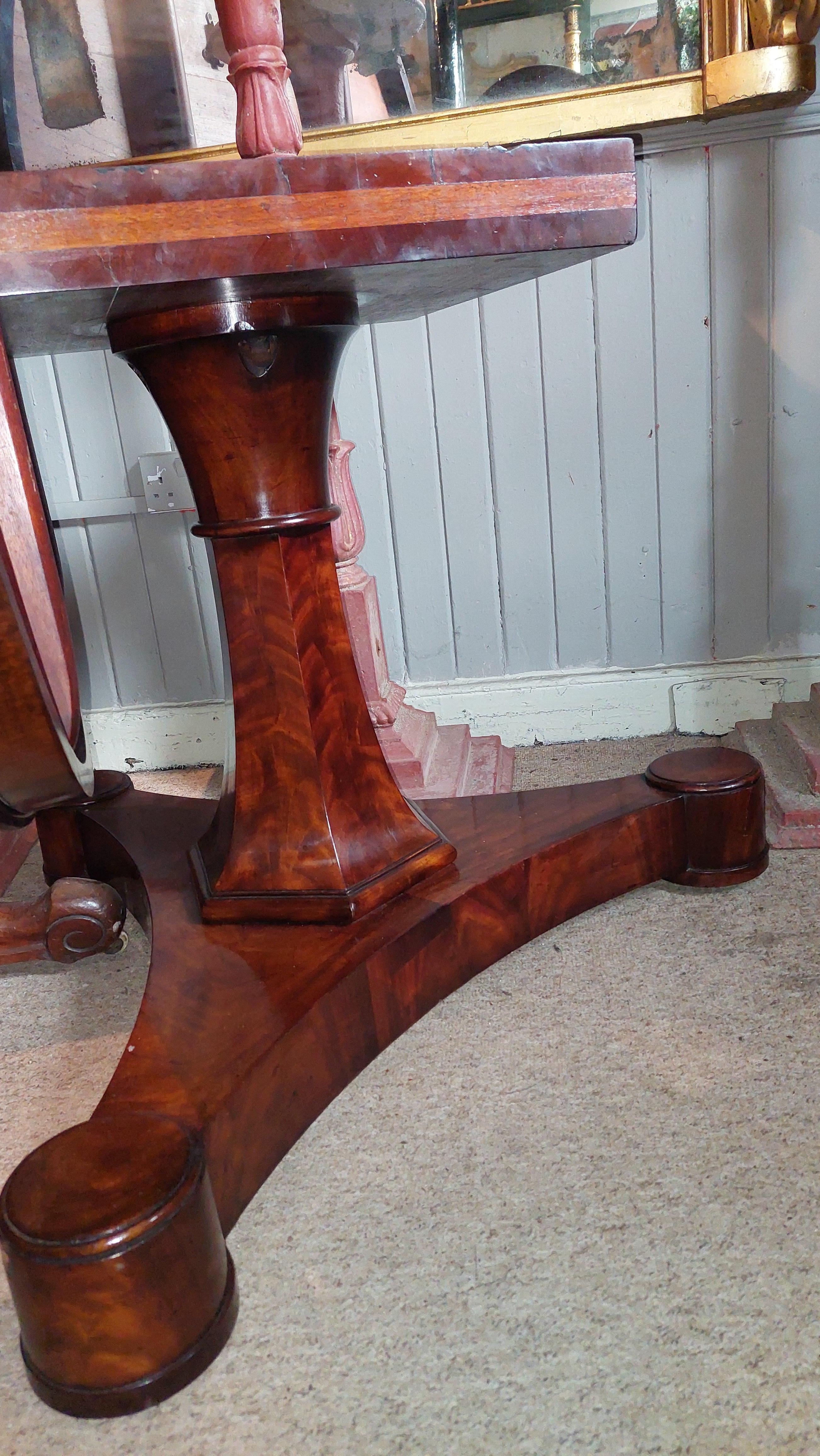 Cross-Banded 19th Century William IV Feathered Mahogany Pod Table Stamped Gillington For Sale