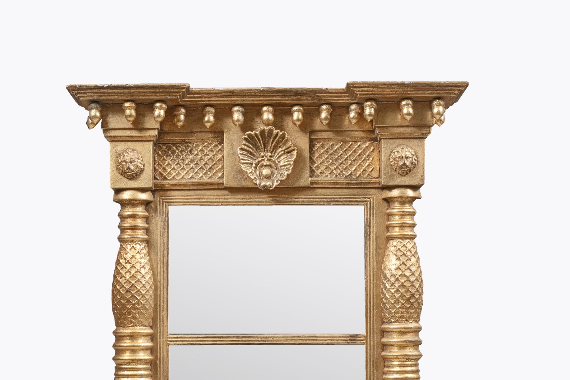 Miroir d'appoint en bois doré William IV du XIXe siècle, avec verre d'origine et une coquille sur la frise, flanquée d'une paire de masques de lion. La corniche supérieure est ornée d'une rangée de glands, et les côtés sont ornés de cannelures et de