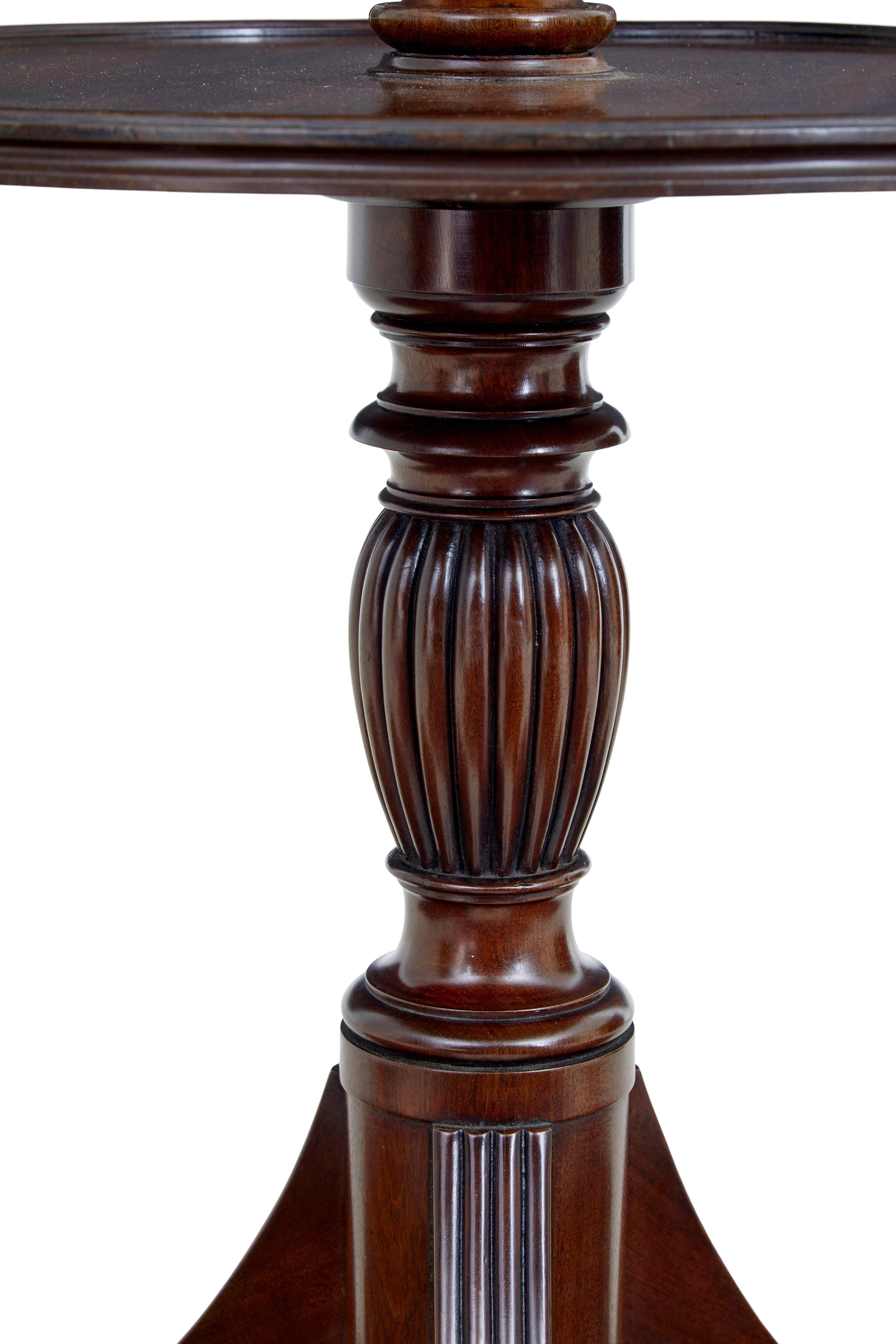 Anglais Table de service circulaire à deux niveaux en acajou William IV du 19e siècle en vente