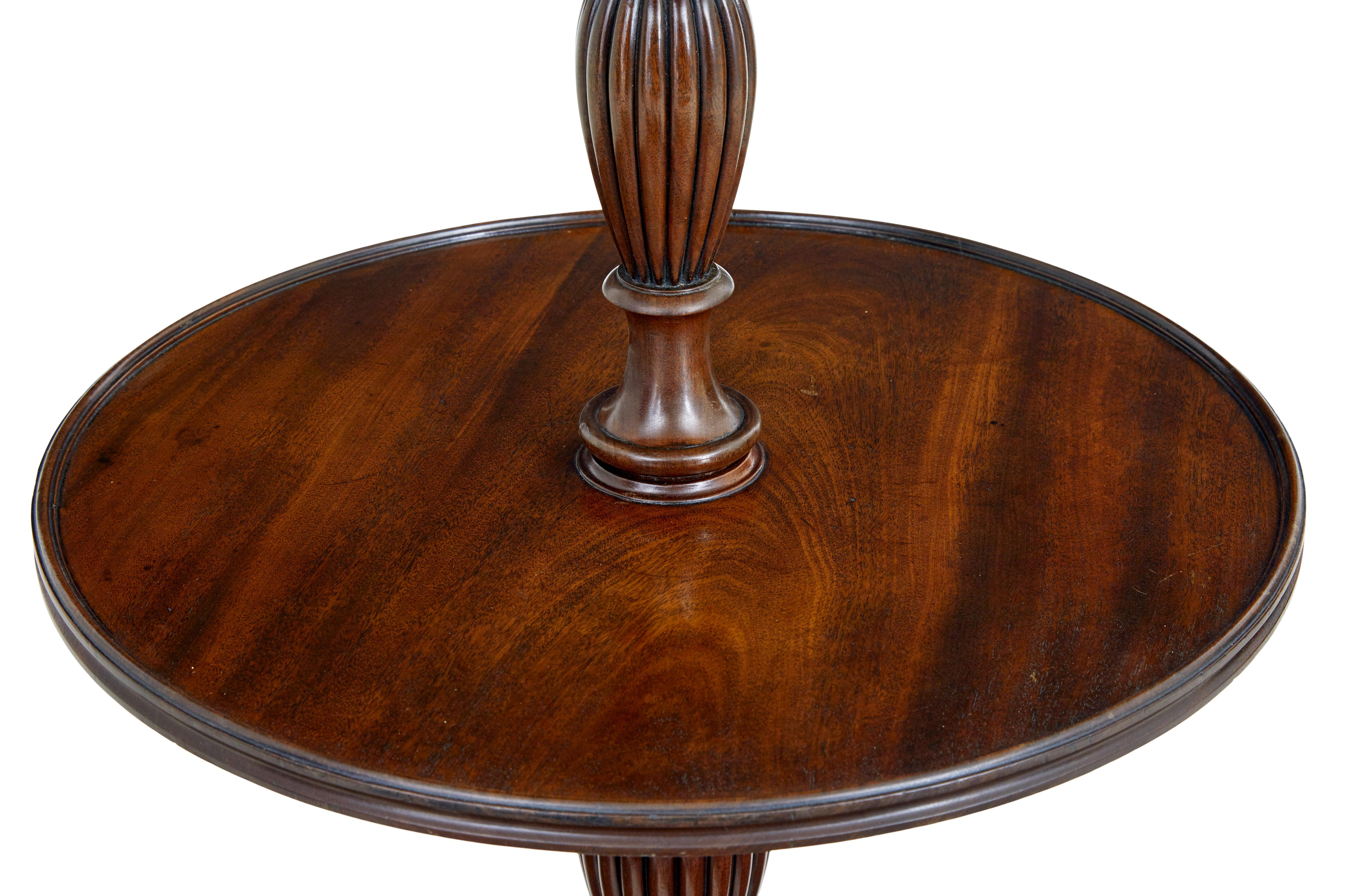 Sculpté Table de service circulaire à deux niveaux en acajou William IV du 19e siècle en vente
