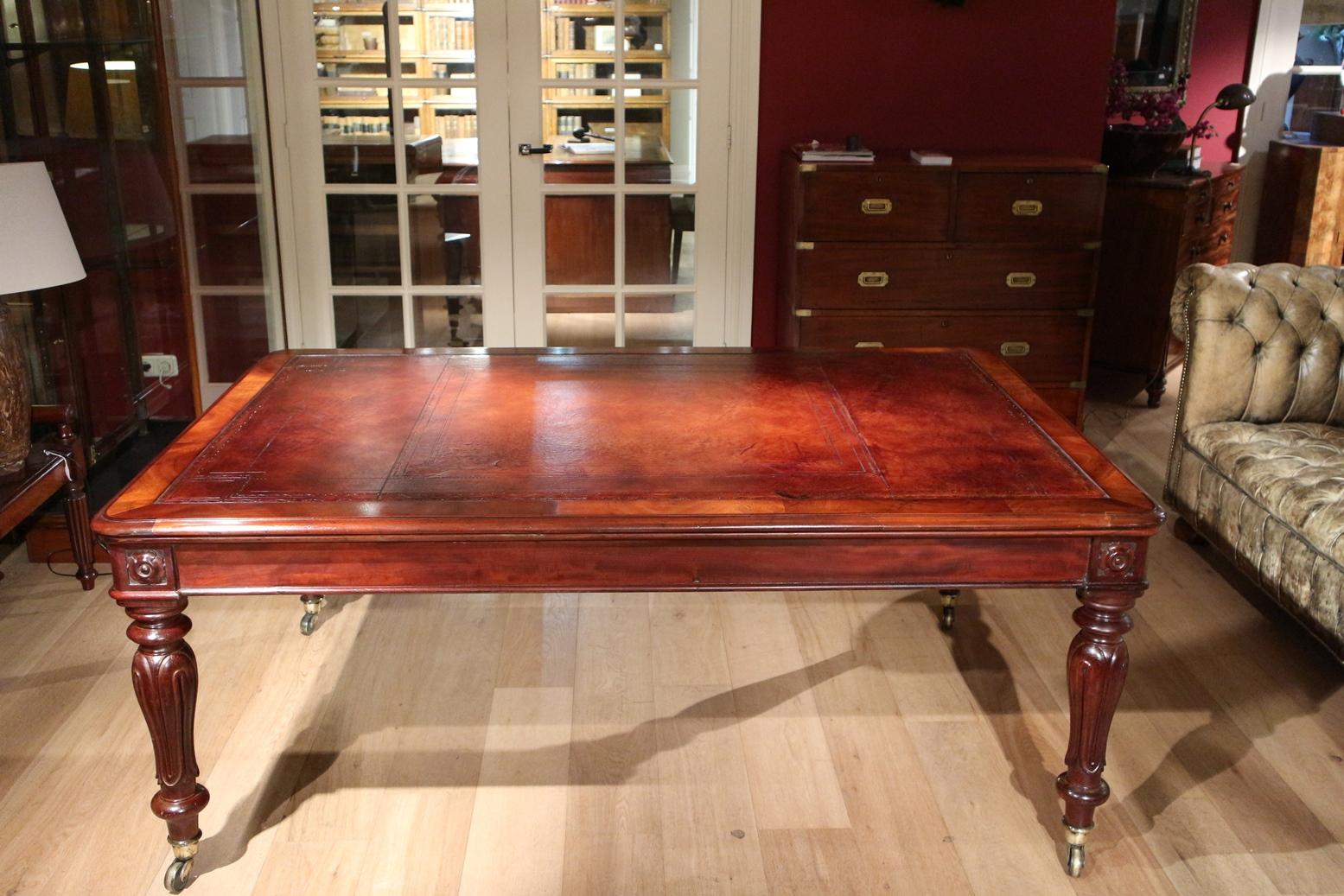 Beautiful antique William IV library desk. Warm mahogany color. Leather is hand-colored leather with blind tooling. Crossbanded top. Table is in perfect condition. Nice and useful pure antique piece of furniture.

Origin: England

Period: