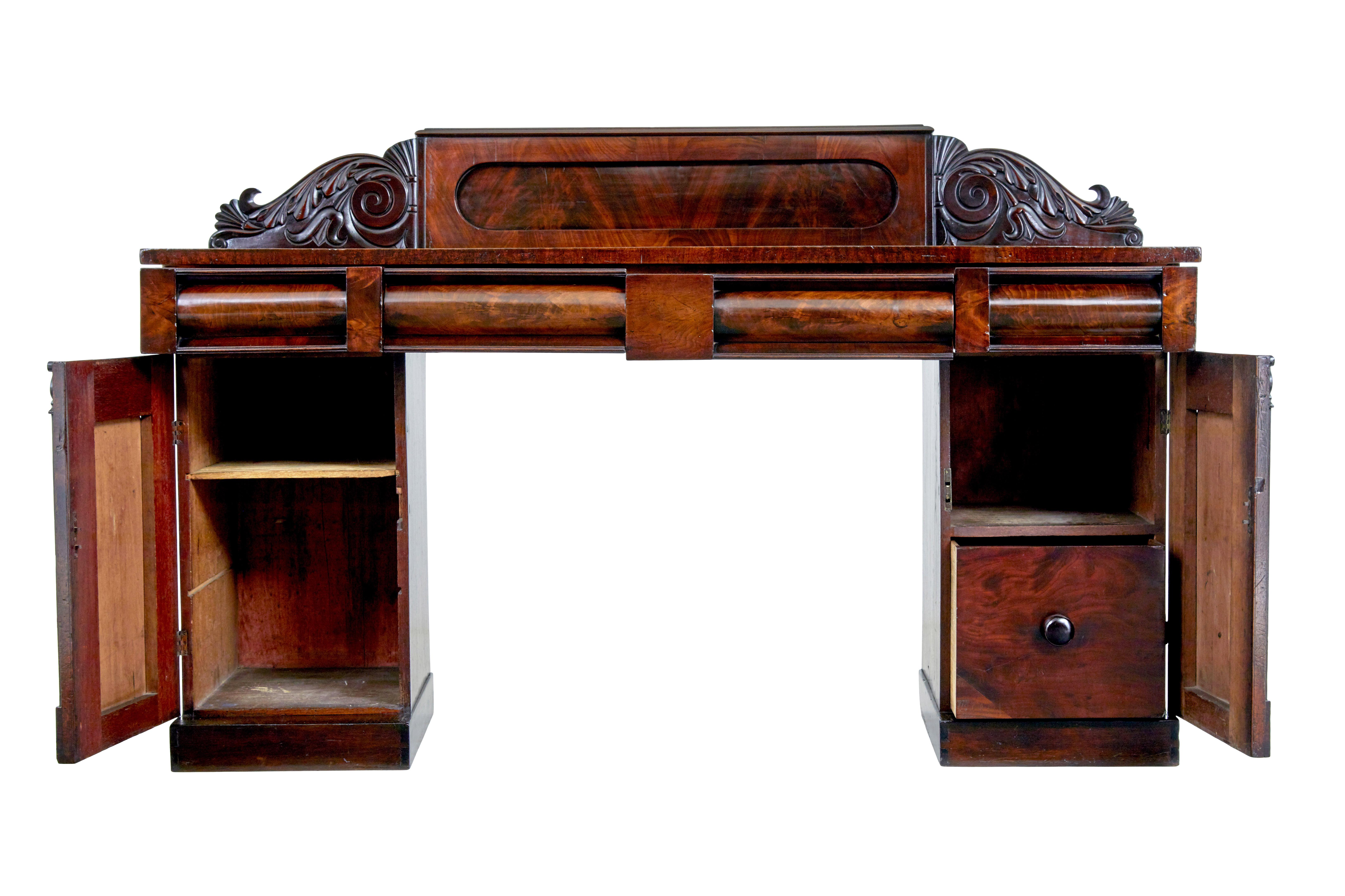Credenza con piedistallo in mogano William IV del XIX secolo, circa 1830.

Credenza di buona qualità del periodo William IV composta da 3 parti. Piano superiore con galleria intagliata sul retro. 4 cassetti sotto la superficie superiore. Ogni
