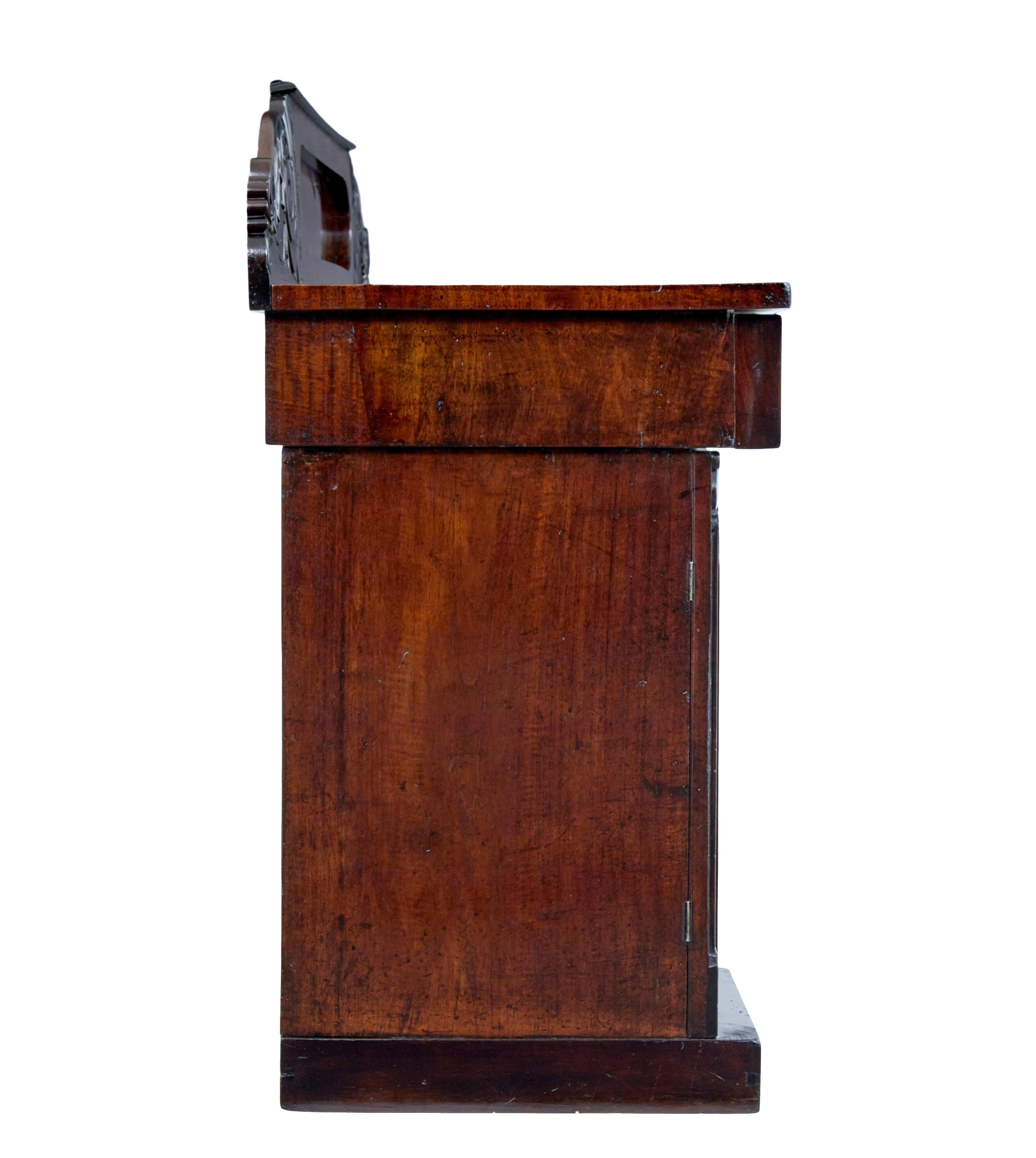 Intagliato a mano Credenza con piedistallo in mogano William IV del XIX secolo in vendita
