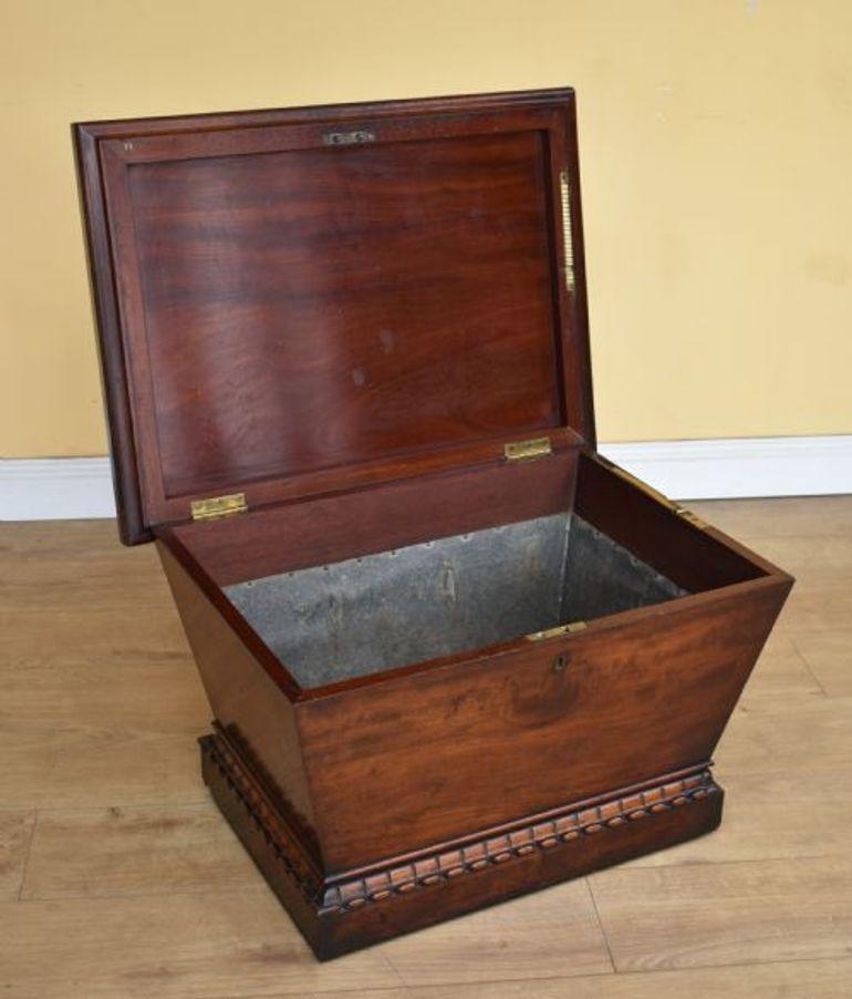 Se vende un enfriador de vino de caoba William IV de buena calidad, cuya tapa se abre para revelar el forro original. Esta pieza está en buen estado, presenta un desgaste acorde con la edad y el uso.

Anchura: 28,25