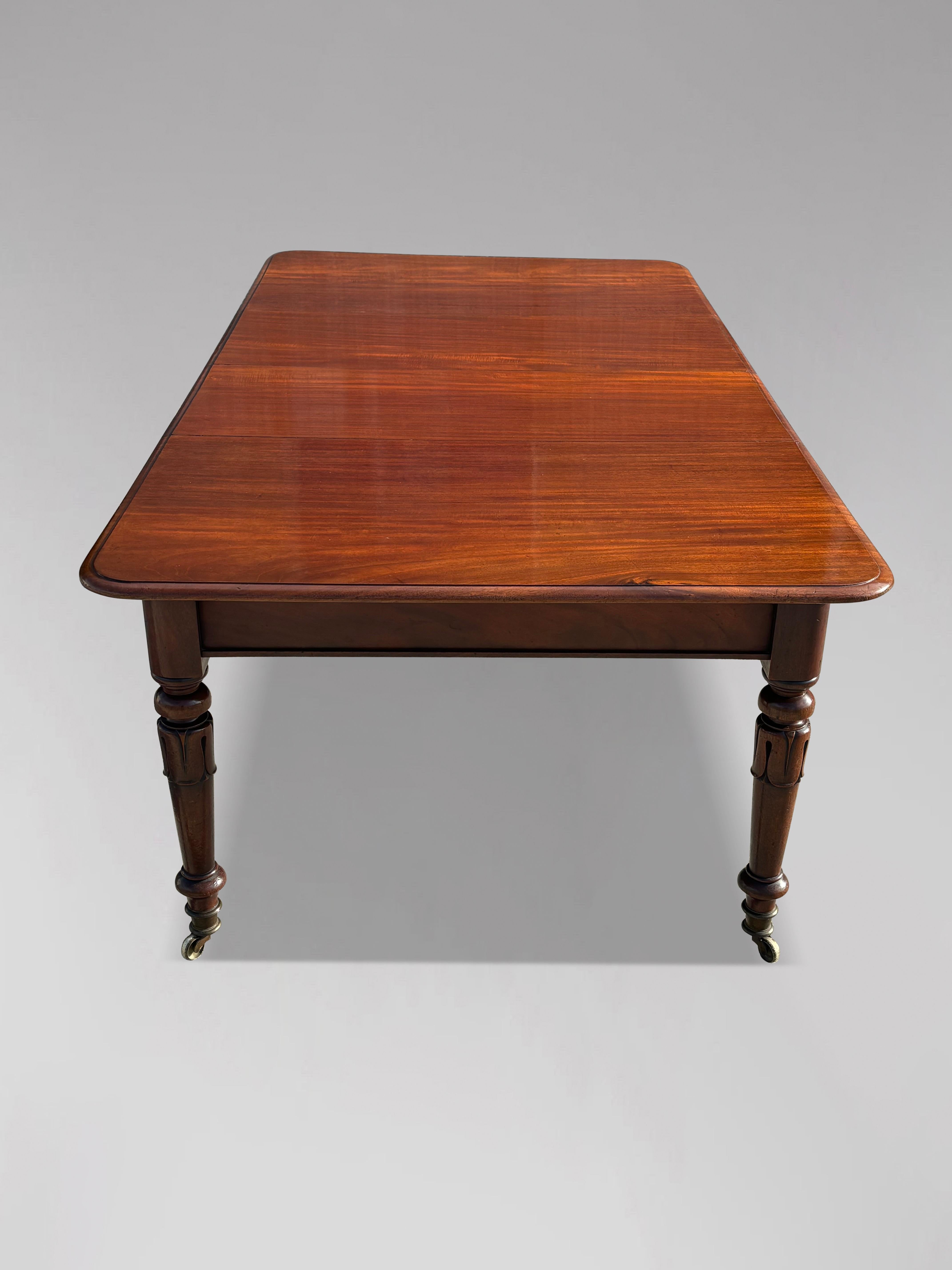 Mesa de comedor extensible de caoba del siglo XIX, época de Guillermo IV Británico en venta