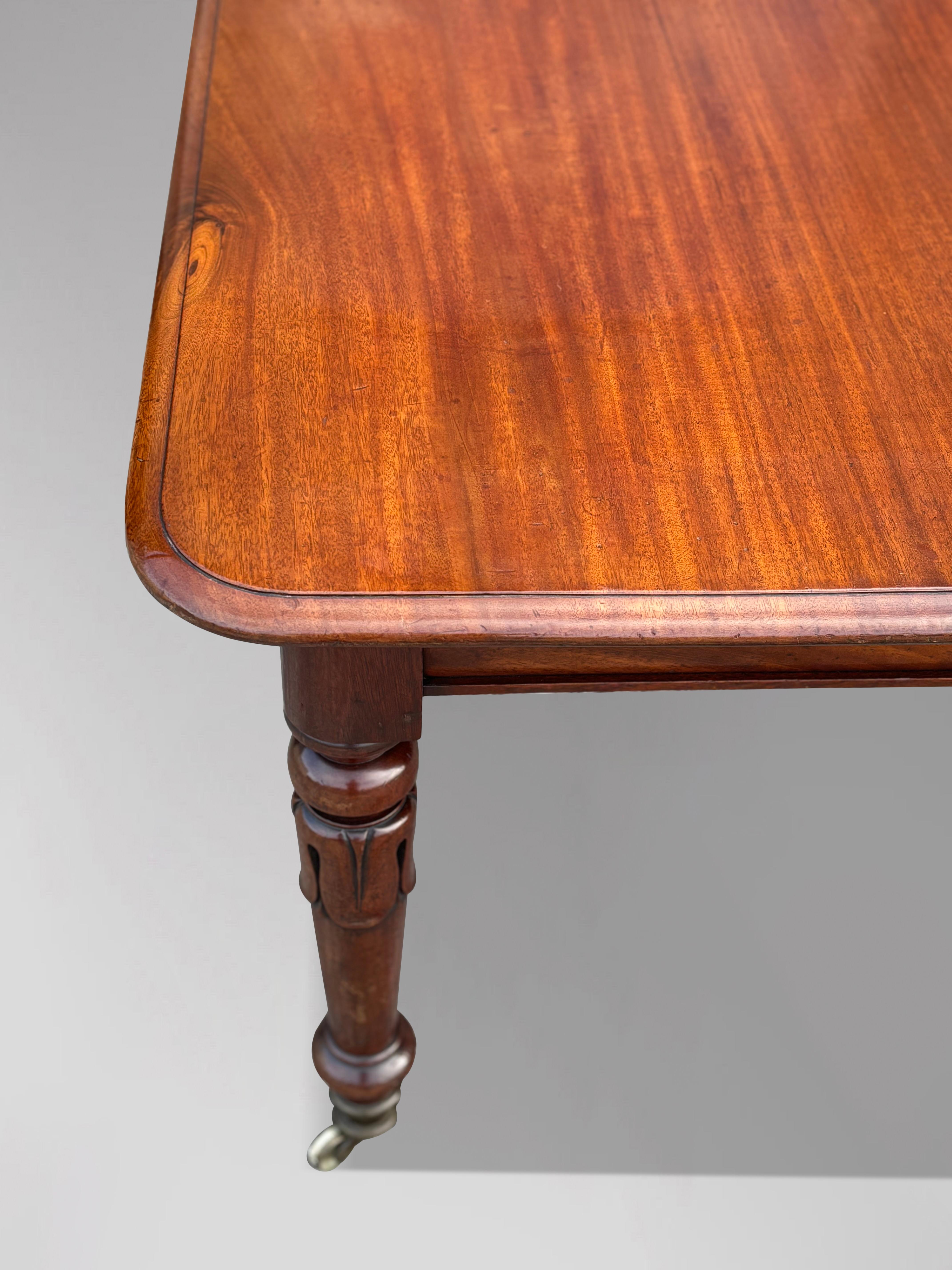 Mesa de comedor extensible de caoba del siglo XIX, época de Guillermo IV Latón en venta