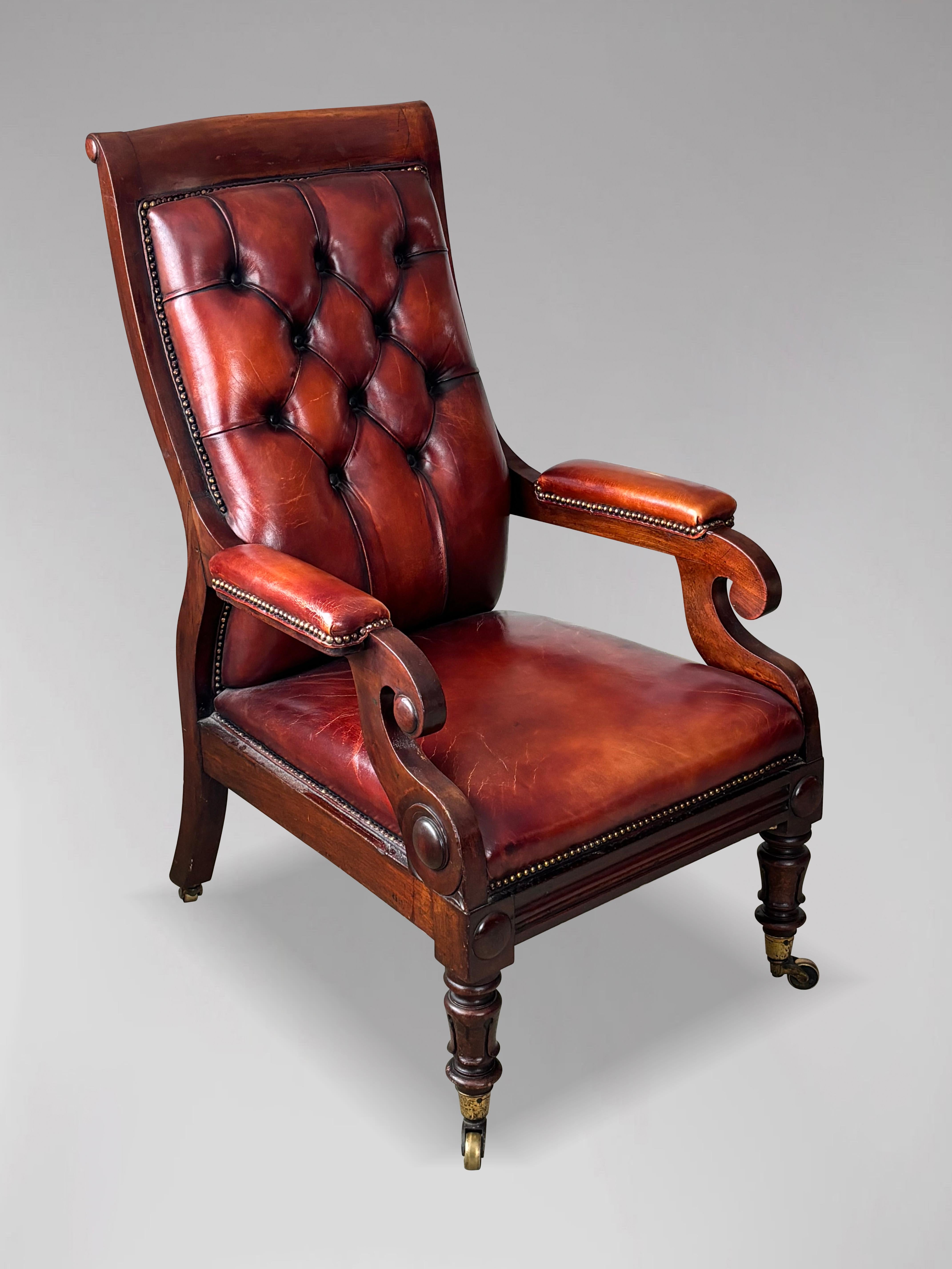 Fauteuil de bibliothèque d'époque Guillaume IV du XIXe siècle, très élégant et de grande qualité, en acajou et cuir boutonné. Circa 1835 et en très bon état d'origine. Ce joli fauteuil de bibliothèque a une structure en acajou massif, avec un