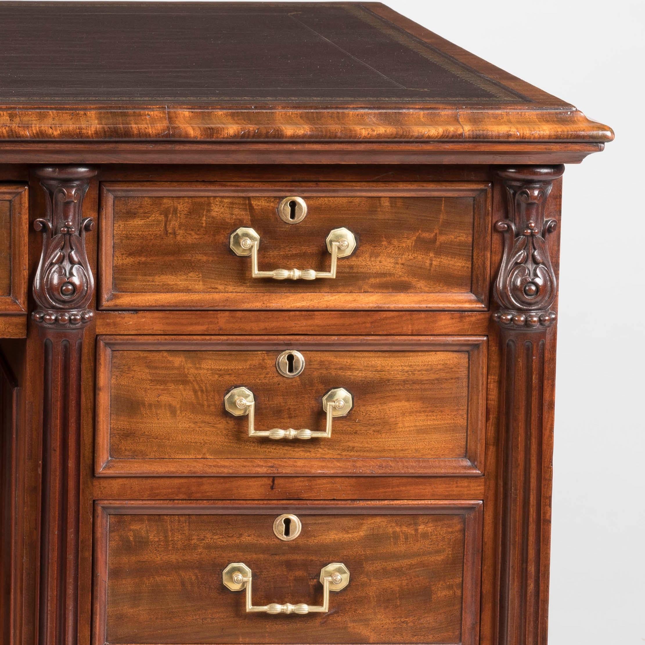Schreibtisch aus Mahagoni aus der William-IV-Periode des 19. Jahrhunderts mit Lederplatte (Messing) im Angebot