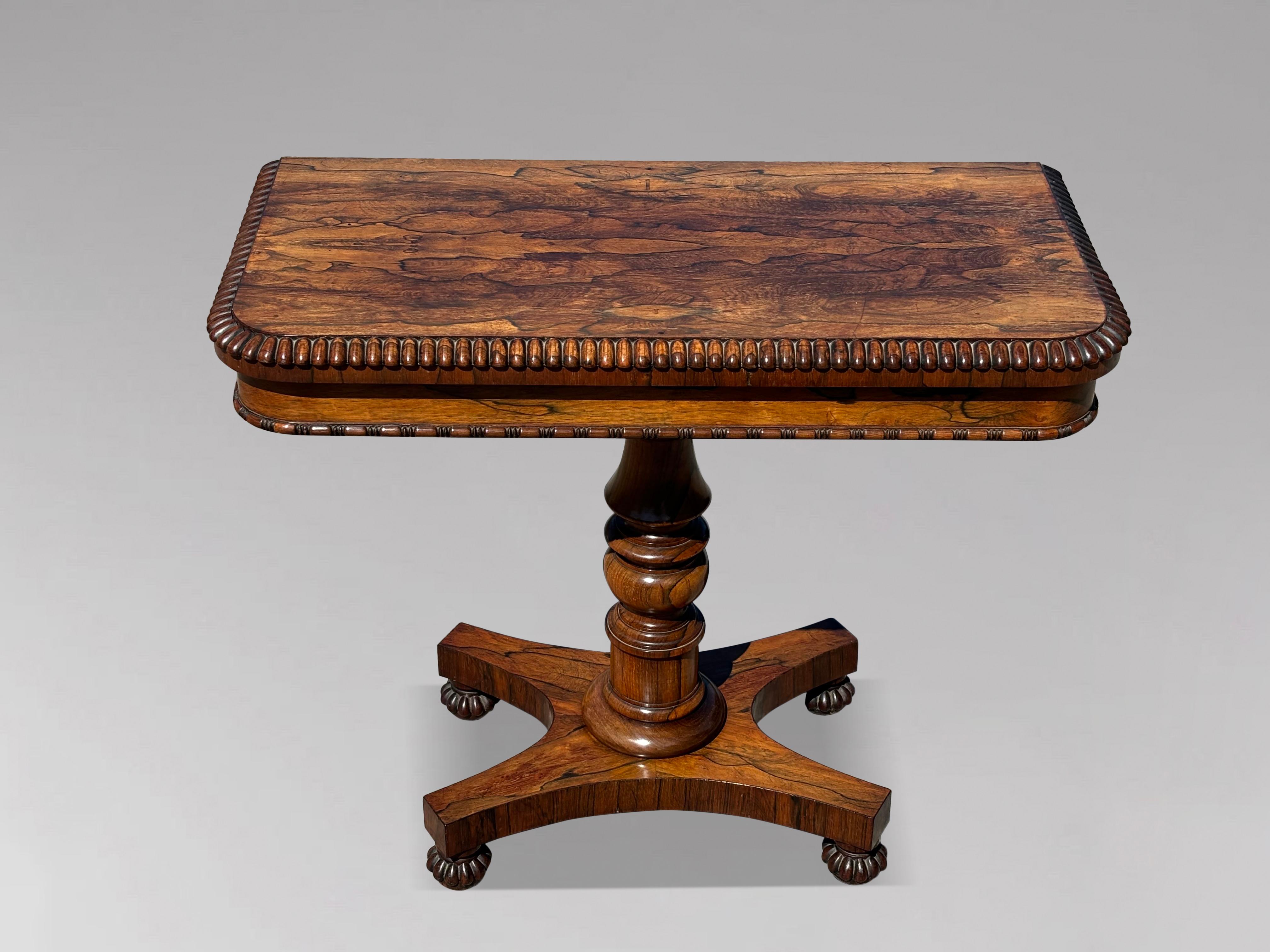Raffinato tavolo da gioco Foldes in palissandro del primo Ottocento

Un raffinato ed elegante tavolo da gioco pieghevole in palissandro del periodo William IV, risalente agli inizi del XIX secolo. Il tavolo presenta un piano pieghevole a forma di D