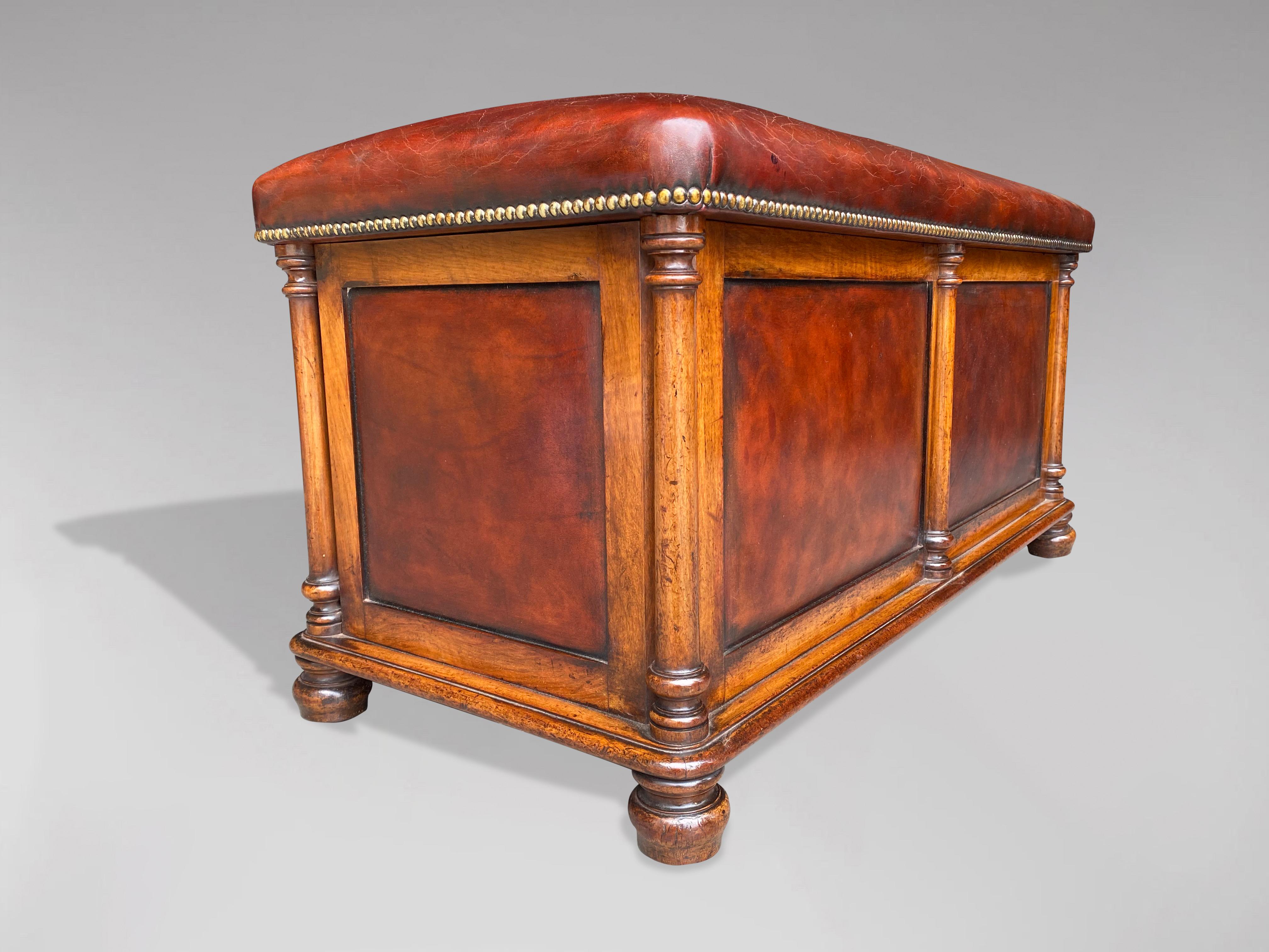 19th Century, William IV Period Walnut and Leather Ottoman In Good Condition For Sale In Petworth,West Sussex, GB