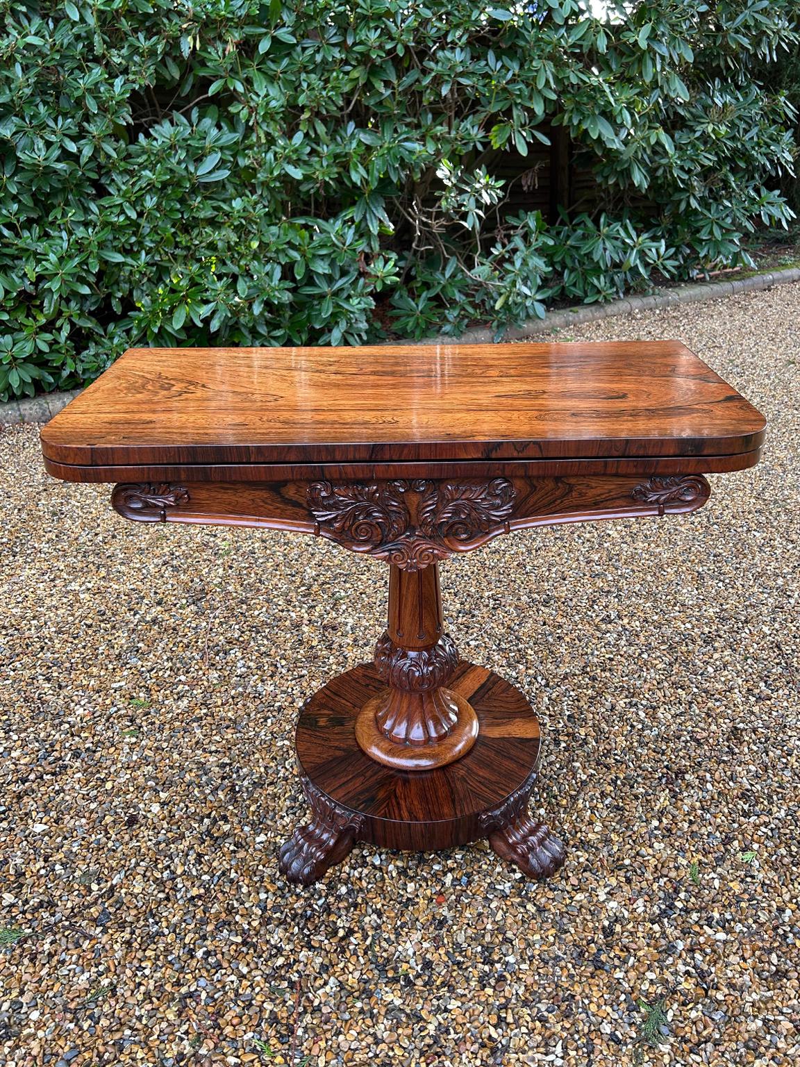 Table à cartes en palissandre en forme de D, de très haute qualité, de style William IV du 19e siècle, avec des bois de palissandre magnifiquement figurés sur toute la surface. La colonne cylindrique en bois de rose tourné est soutenue par une base