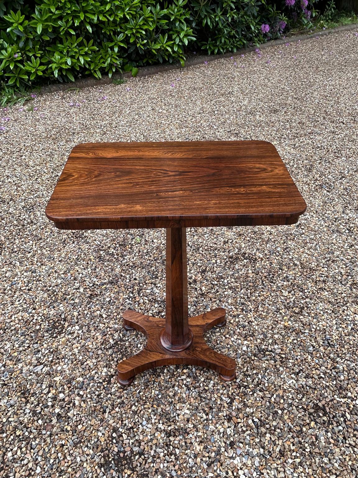 Table d'appoint rectangulaire en palissandre William IV du XIXe siècle, reposant sur une colonne chanfreinée en palissandre et une base tripode en palissandre avec des pieds en chignon.

Circa : 1830

Dimensions :
Hauteur :  28,5 pouces - 73