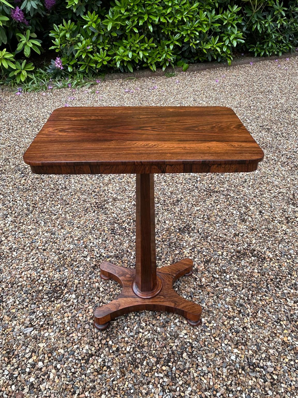 Anglais Table d'appoint rectangulaire William IV du 19ème siècle en bois de rose en vente