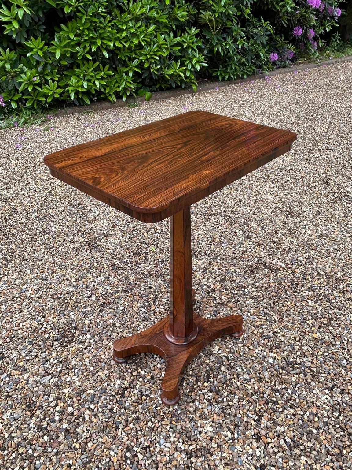Fait main Table d'appoint rectangulaire William IV du 19ème siècle en bois de rose en vente