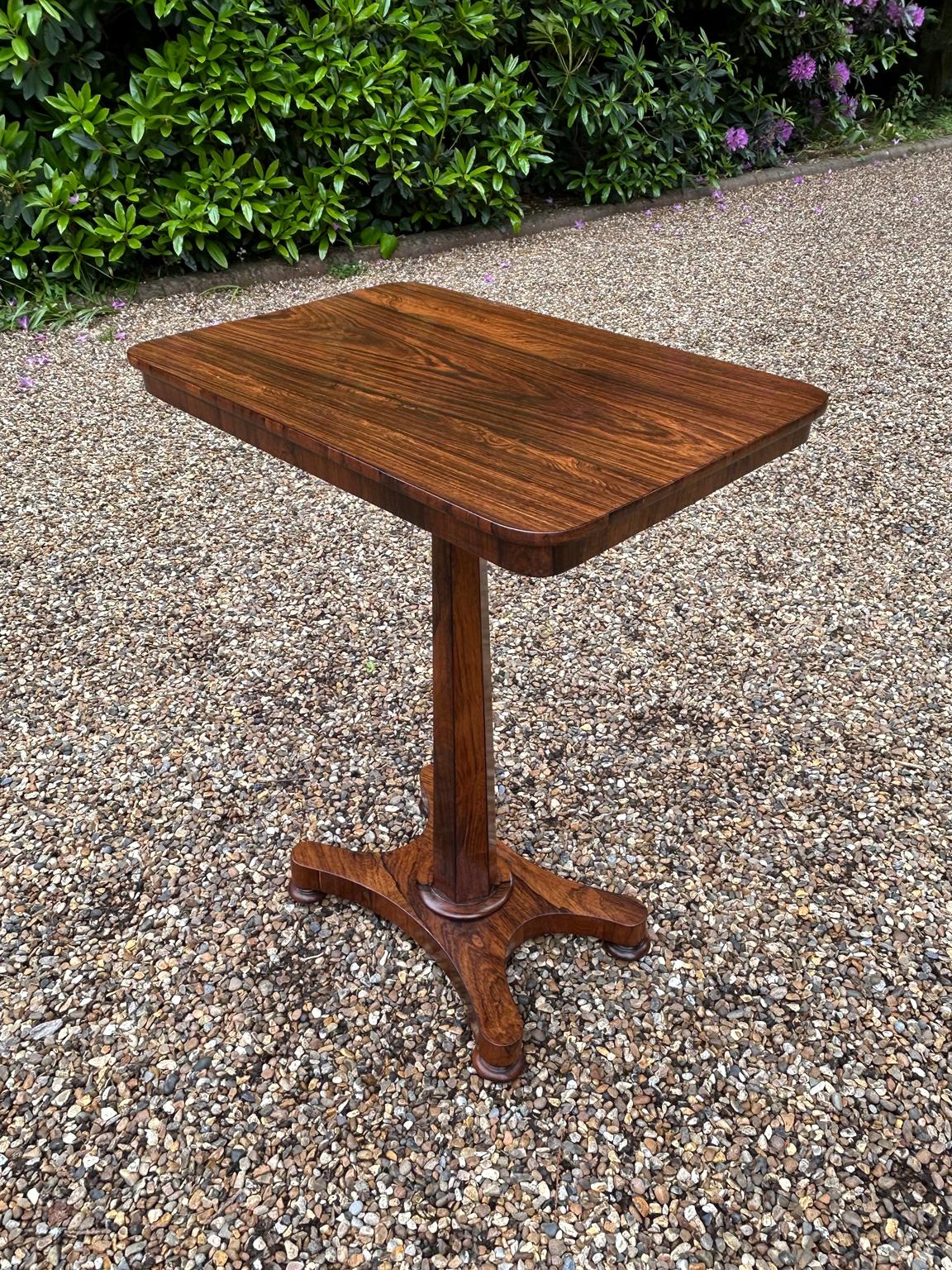 Table d'appoint rectangulaire William IV du 19ème siècle en bois de rose Bon état - En vente à Richmond, Surrey