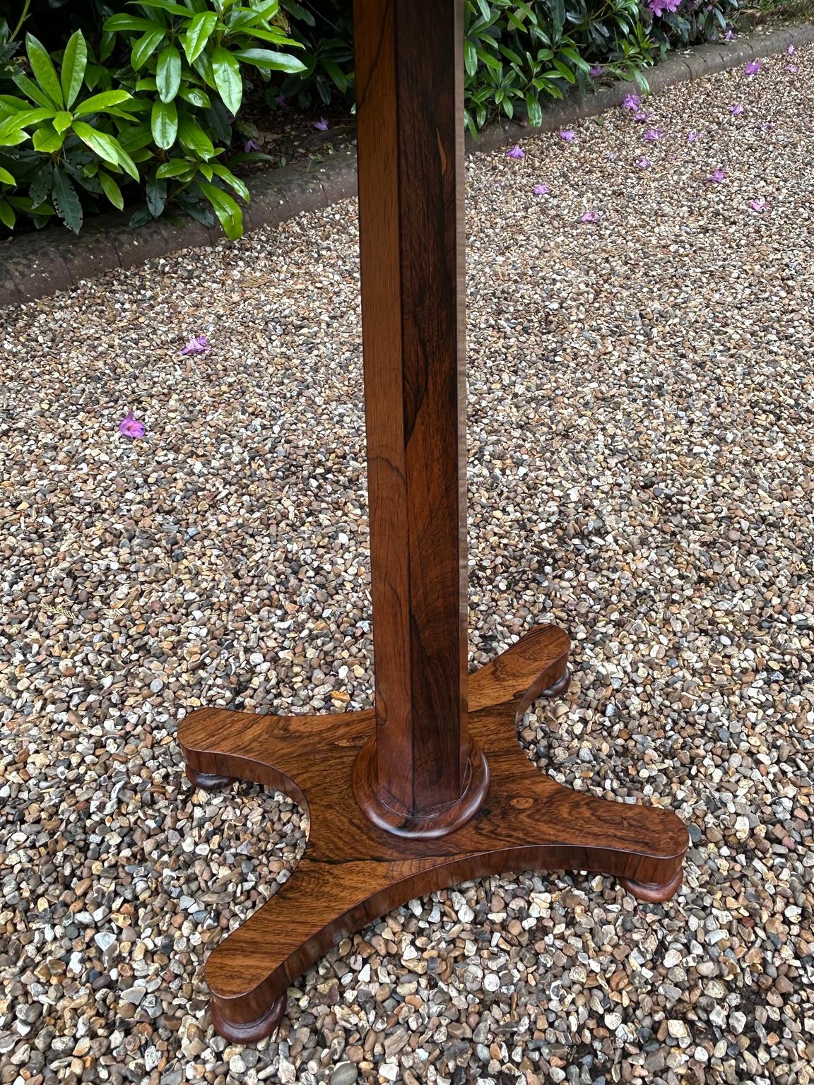 XIXe siècle Table d'appoint rectangulaire William IV du 19ème siècle en bois de rose en vente