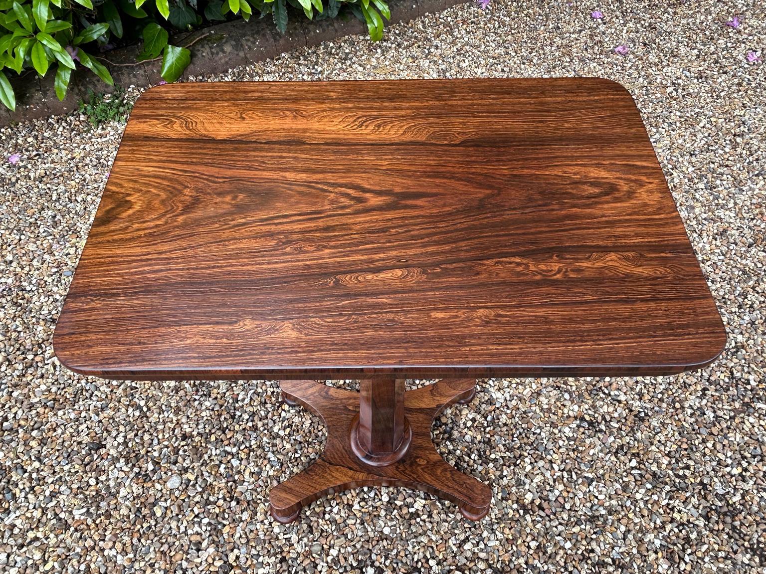 Table d'appoint rectangulaire William IV du 19ème siècle en bois de rose en vente 1