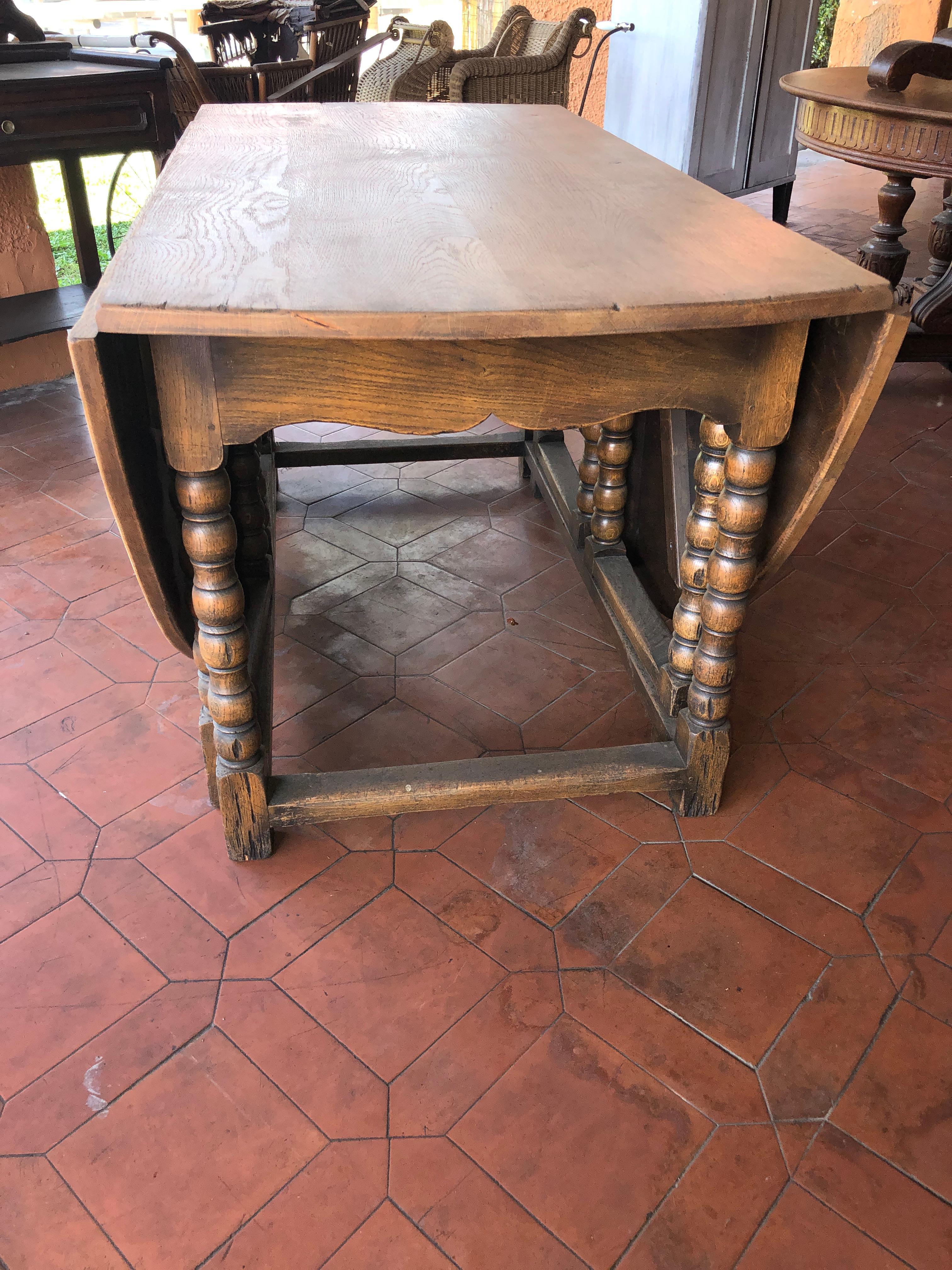 Drop-leaf table period William IV, in oak, to be restored, still in patina and in good structural condition. Of imposing size once opened, closed size 72 x 152 x 77 H, open is 211 x 152 x 77 H, the two lateral planes are 69 cm each. The compactness