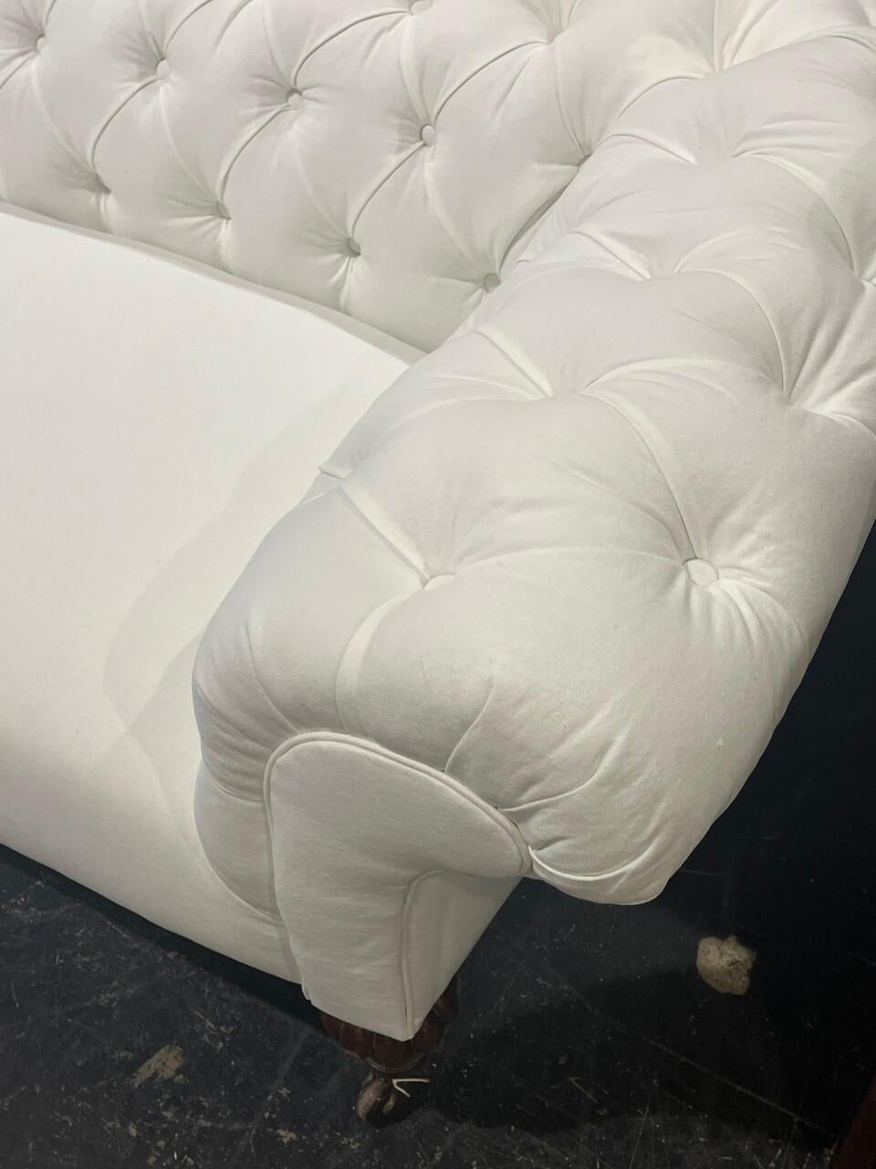Sofá Chesterfield blanco estilo Guillermo IV del siglo XIX con tapicería nueva sobre ruedas