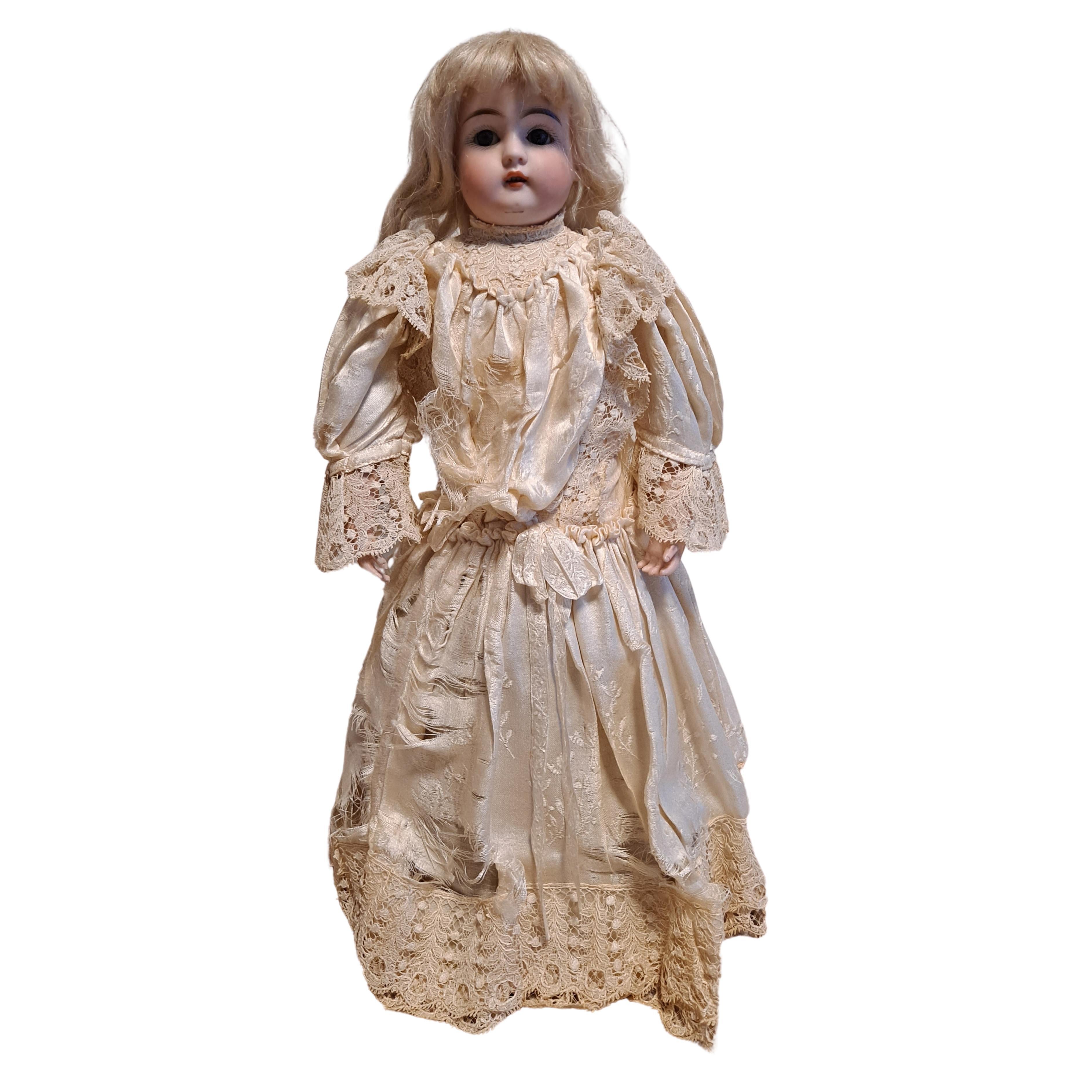 Poupée Automaton à moteur à vent du 19ème siècle, 15" de haut, robe originale  en vente