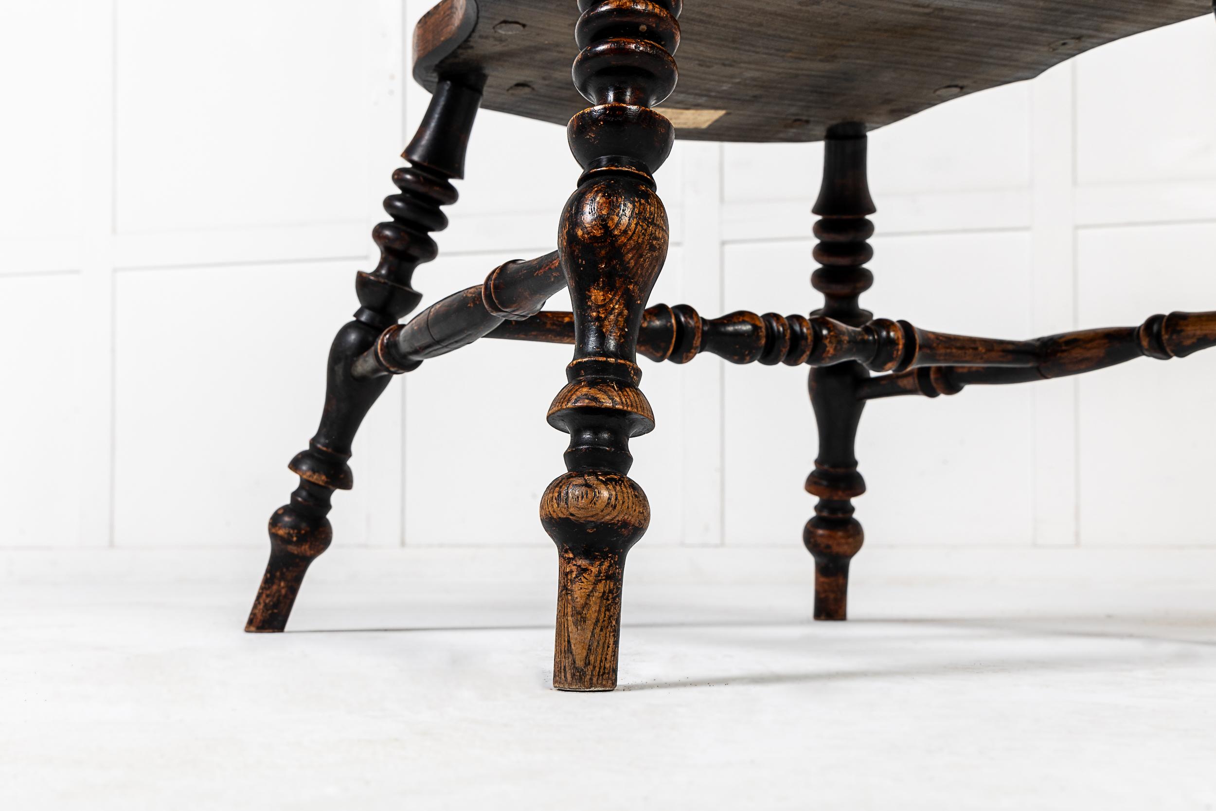 Ein charmanter Windsor-Stuhl des 19. Jahrhunderts mit Spindeldrehung und gewölbtem Sitz.

Dieser schöne Stuhl ist hauptsächlich aus Eschenholz mit Eibenholz-Rückenlehnen gefertigt. Es hat hohe und breite Proportionen, die ihm eine echte Präsenz im