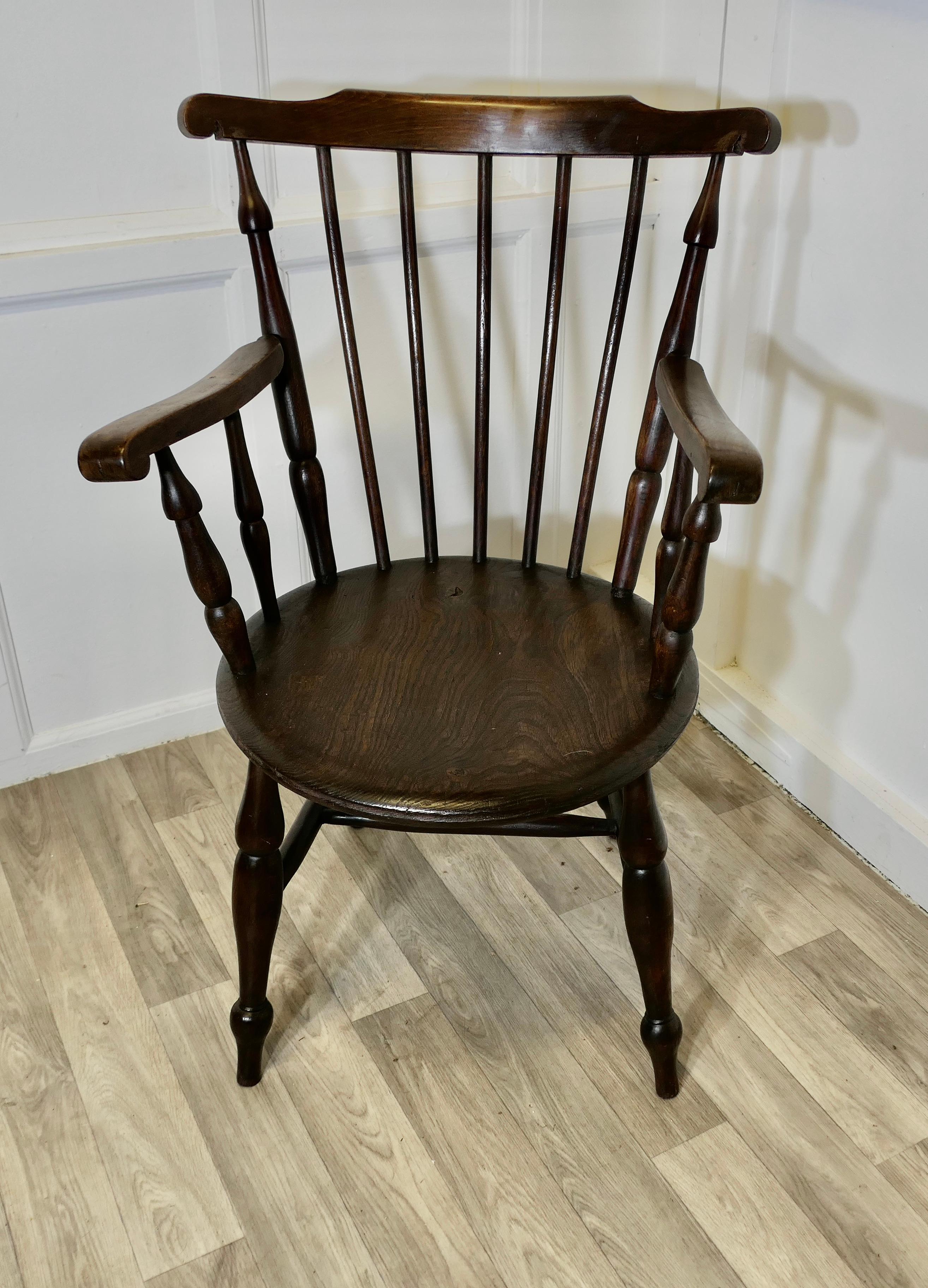 Windsor Country Penny-Sitz-Schnitzerstuhl aus dem 19. Jahrhundert 


Der Stuhl hat eine geschwungene Rückenlehne und Spindeln im traditionellen Windsor-Stil mit einem runden Sitz und gedrechselten Beinen
Dieses schöne Land Stuhl in Buche und Ulme