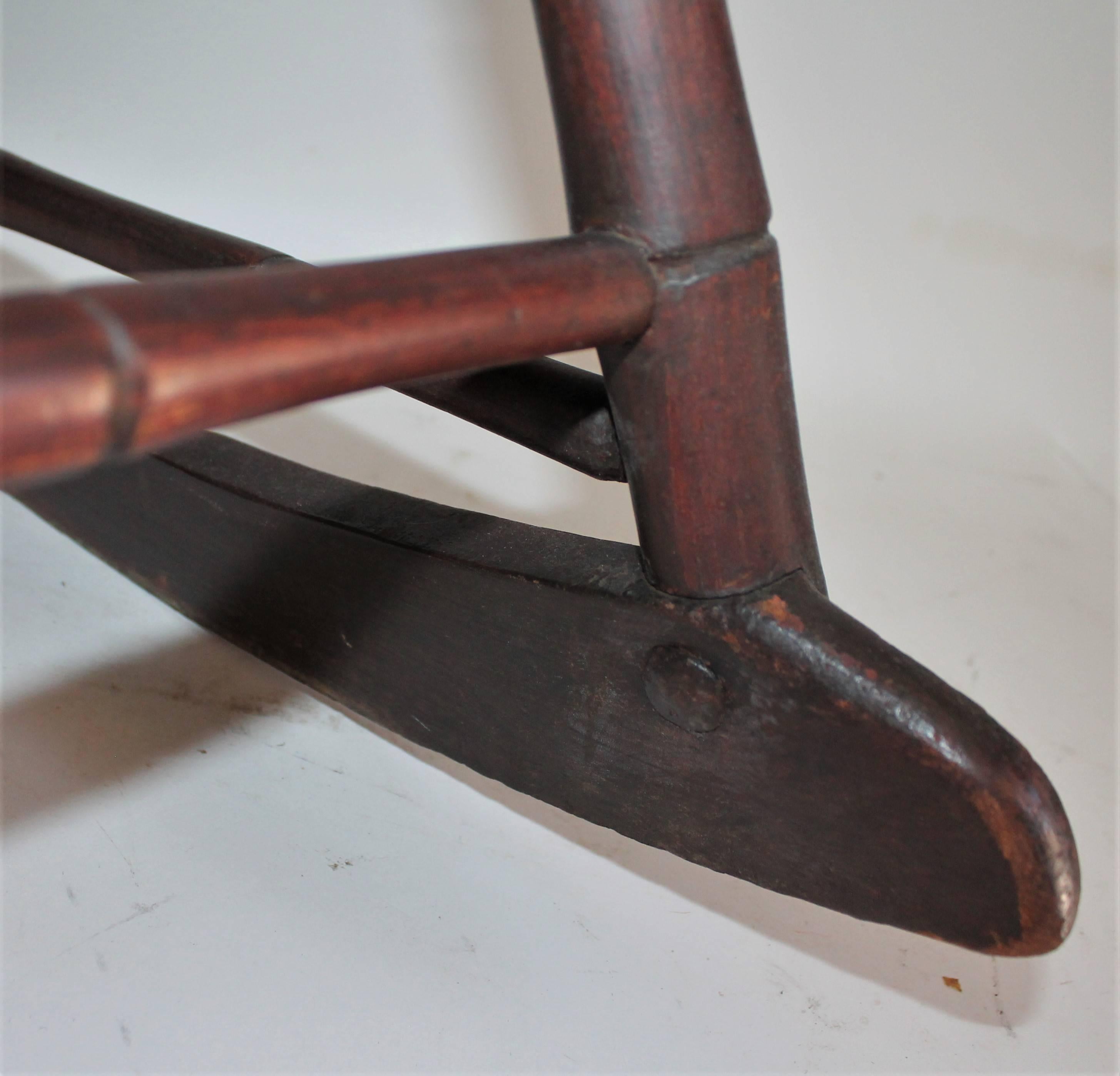 Chaise à bascule Windsor du XIXe siècle surface d'origine en vente 4