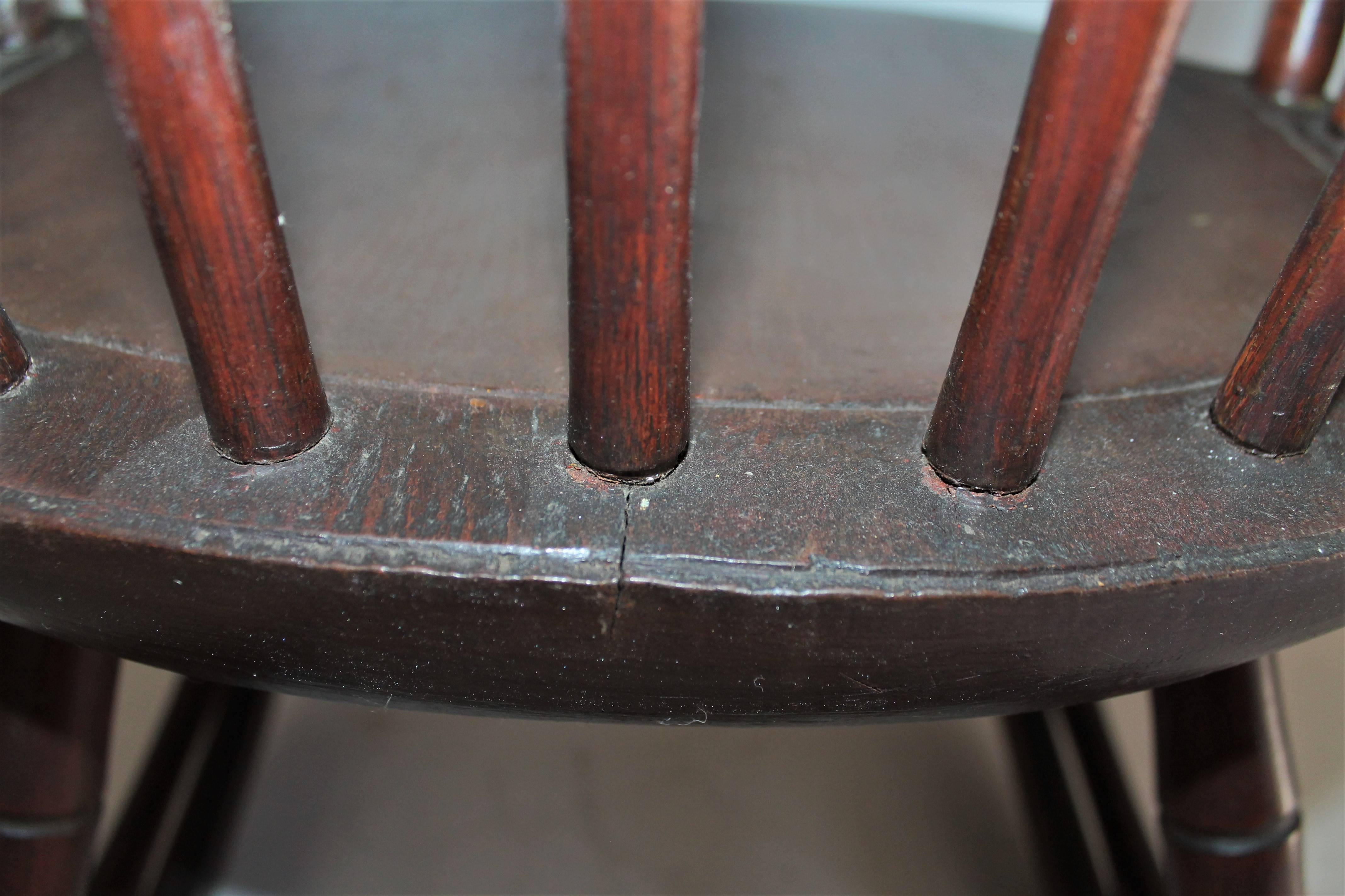 Chaise à bascule Windsor du XIXe siècle surface d'origine en vente 5