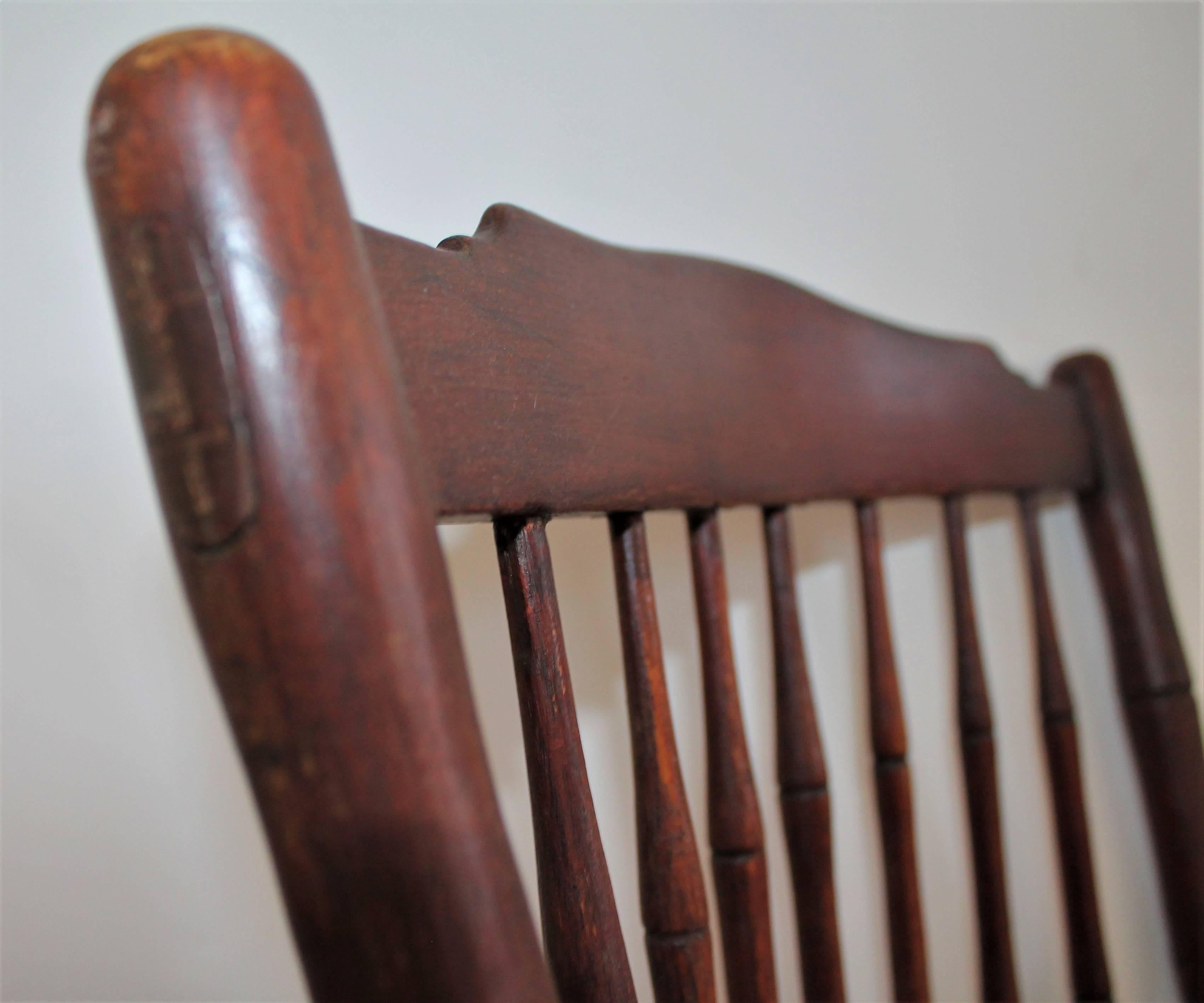 Chaise à bascule Windsor du XIXe siècle surface d'origine en vente 1
