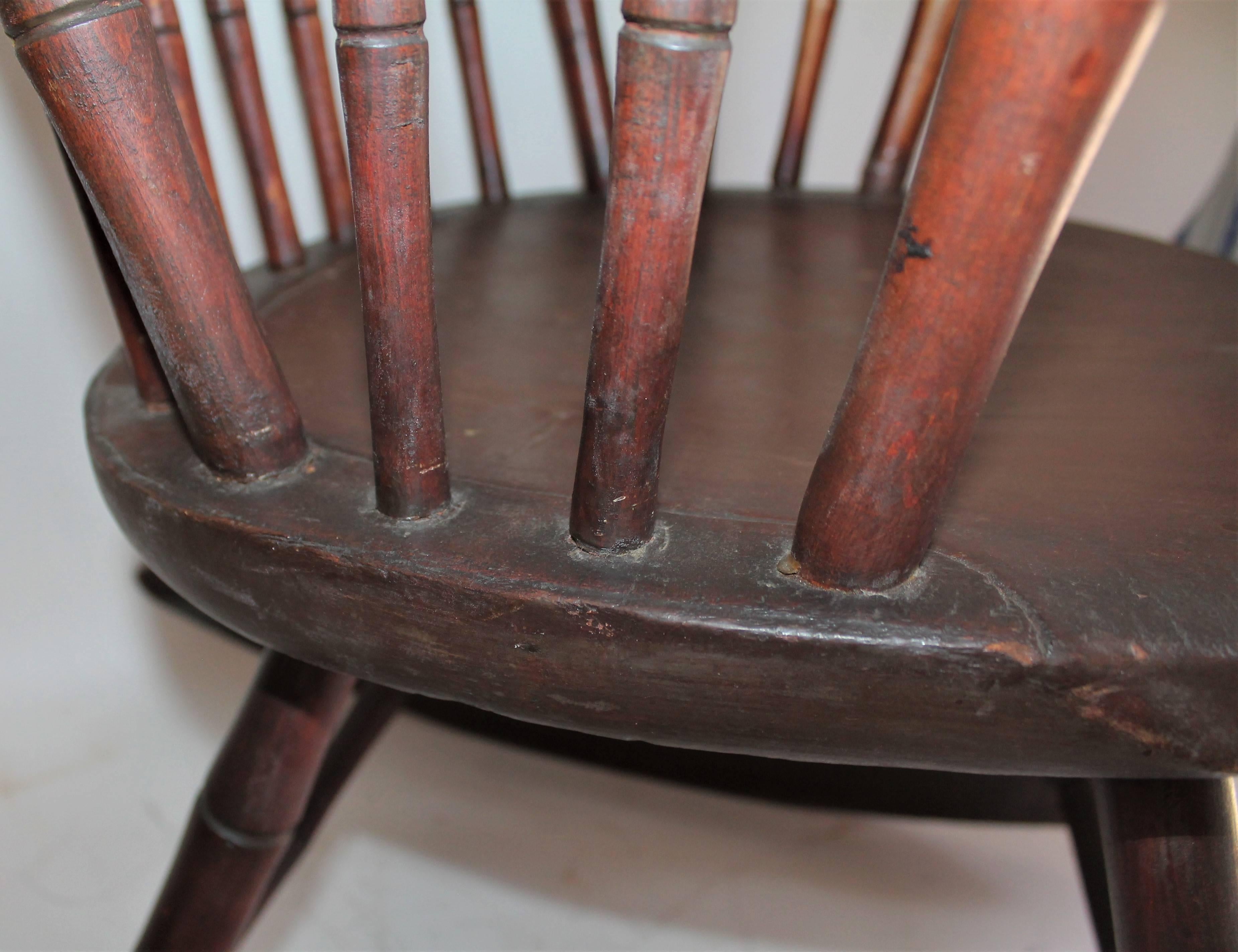 Chaise à bascule Windsor du XIXe siècle surface d'origine en vente 2