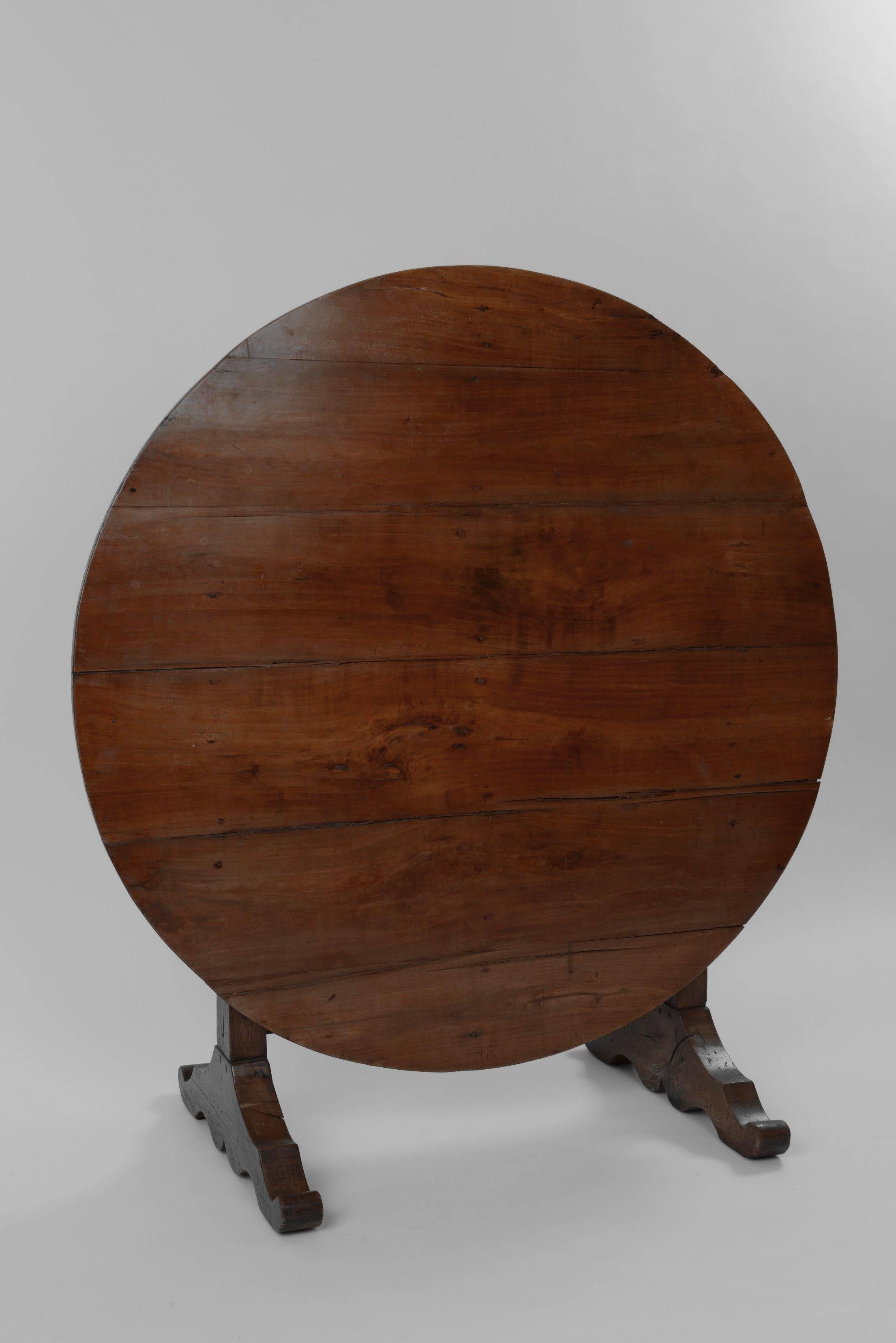 Simple French walnut wine tasting table with a tilt-top. Beautiful patina, 19th century.