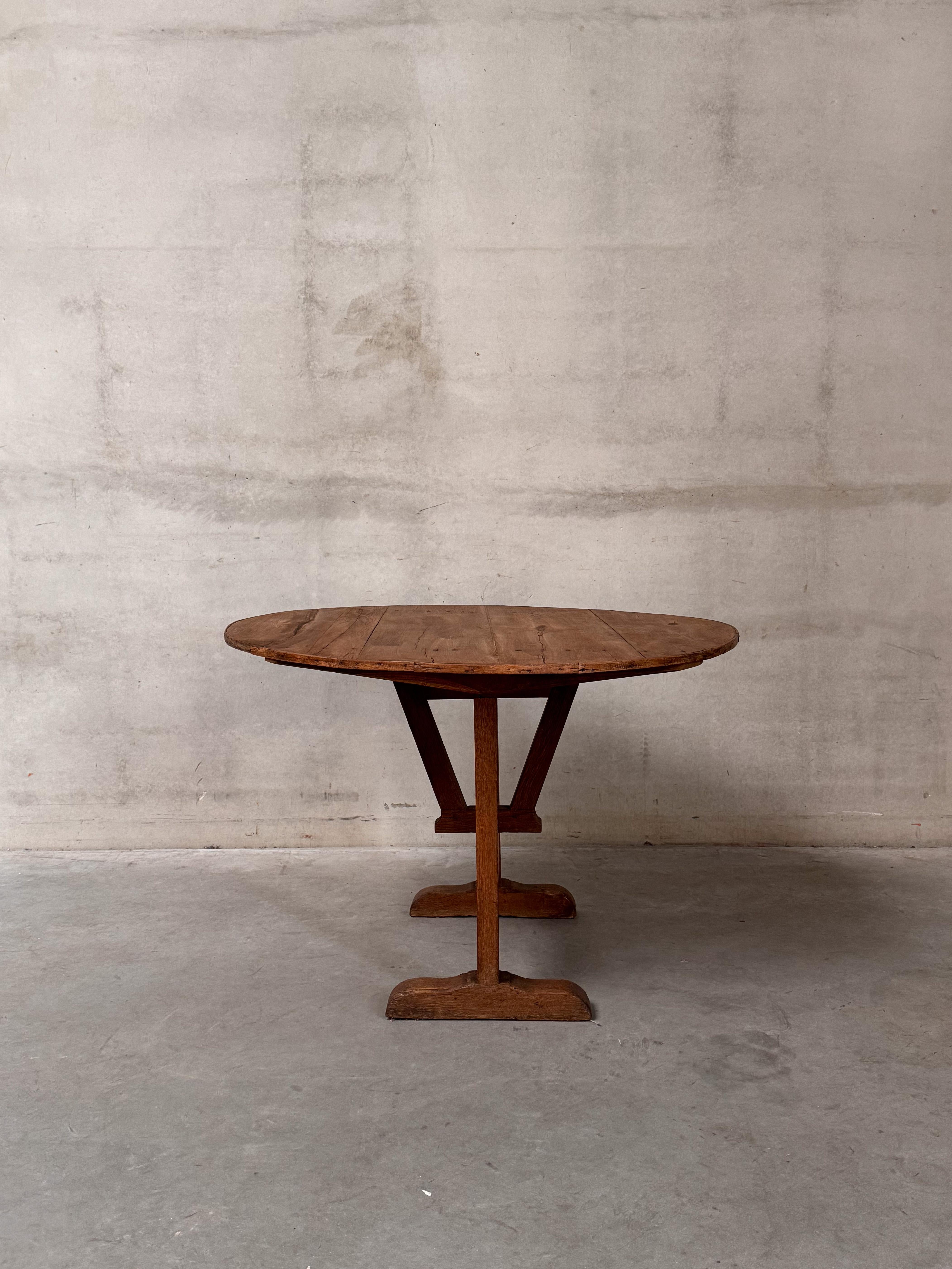 Ancienne table à vin pliante ronde provençale française
Charmante table de vigneron du XIXe siècle en pin, avec de beaux détails travaillés à la main et une riche patine d'usage. Traditionnellement utilisée dans les caves à vin françaises comme