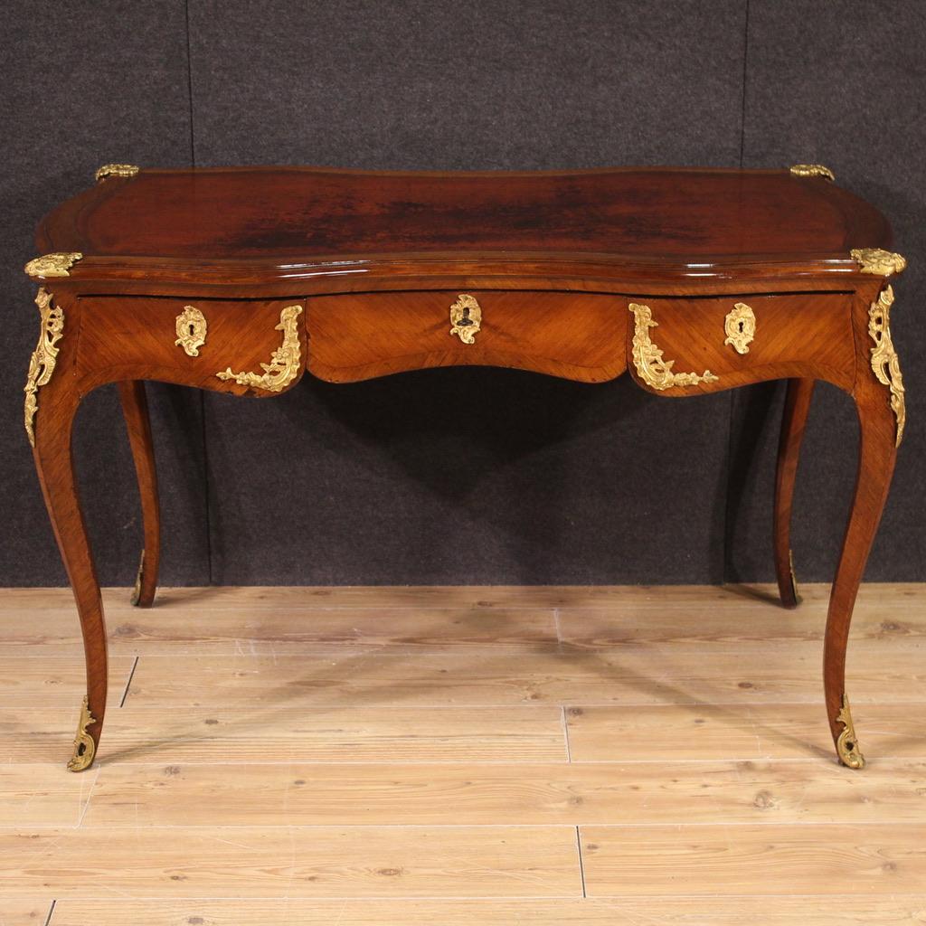 Escritorio francés de finales del siglo XIX. Muebles Napoleón III, ondulados y redondeados, tallados y chapados en madera de caoba. Acabado para el escritorio central enriquecido con bronce dorado y cincelado, de excelente calidad. Mueble completo