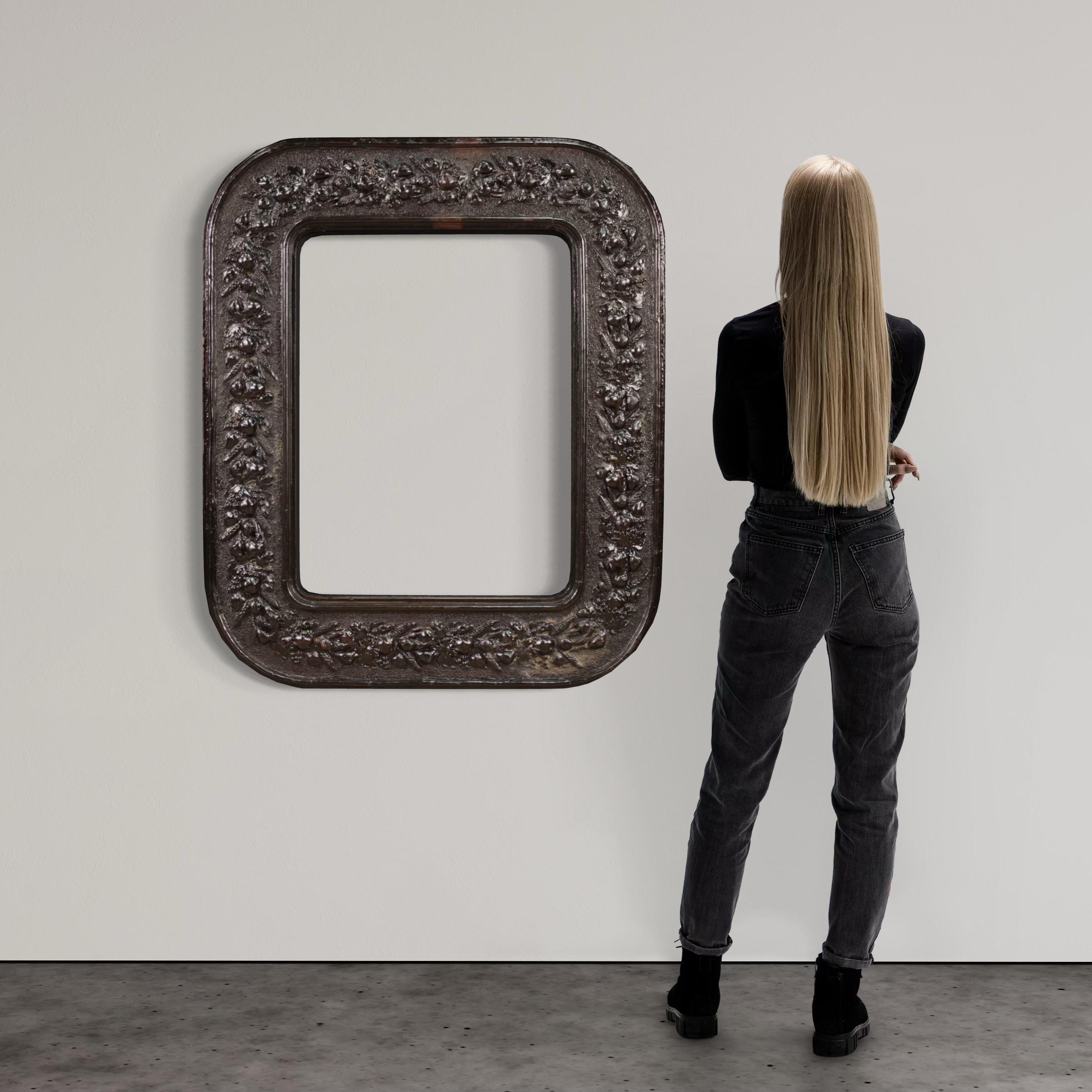 Cadre italien de la fin du XIXe siècle. Meubles en bois et en plâtre richement sculptés et ciselés, avec des décorations florales et fruitières de grande qualité. Un cadre de belle taille et remarquable qui peut accueillir un tableau ou un miroir