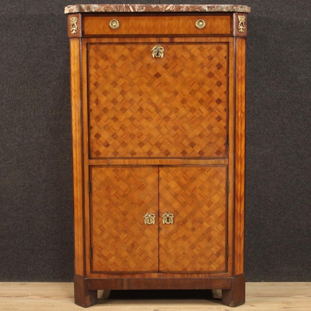 Secrétaire français ancien de la première moitié du 19e siècle. Meubles de belle ligne et de grande élégance plaqués en noyer, palissandre, érable et bois exotiques ornés d'incrustations géométriques. Meubles enrichis de fabuleux marbres originaux
