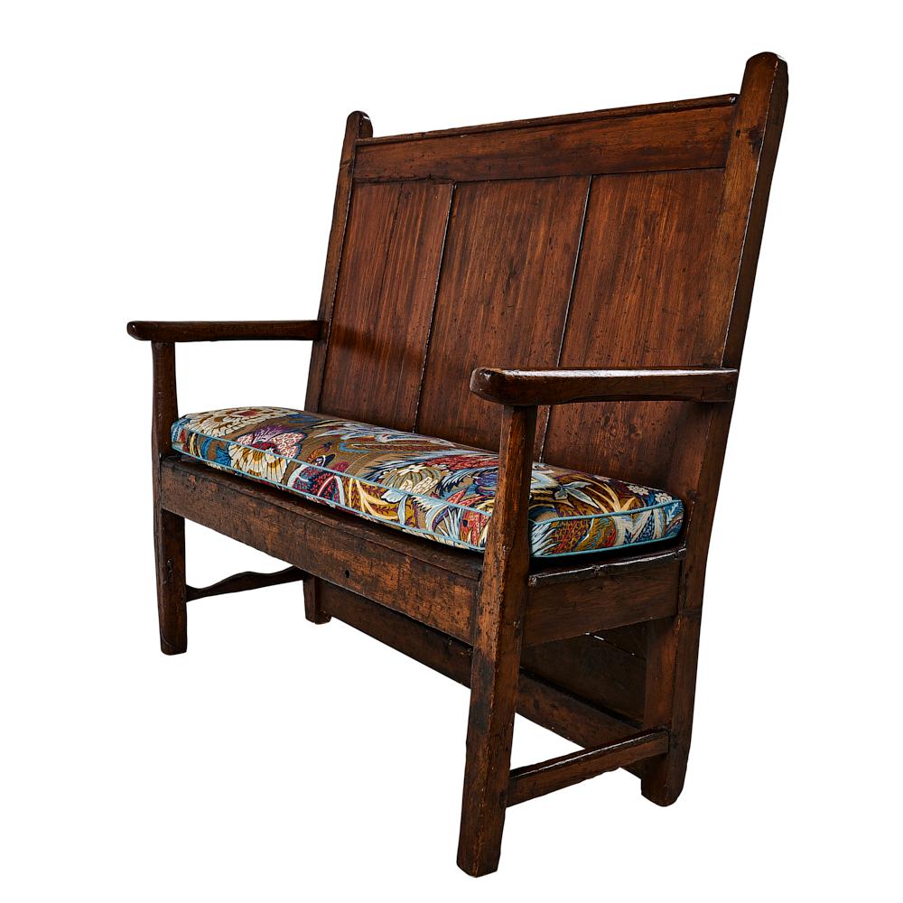 English 19th Century Wood Bench with Schumacher Zanzibar Linen Print Cushion, England